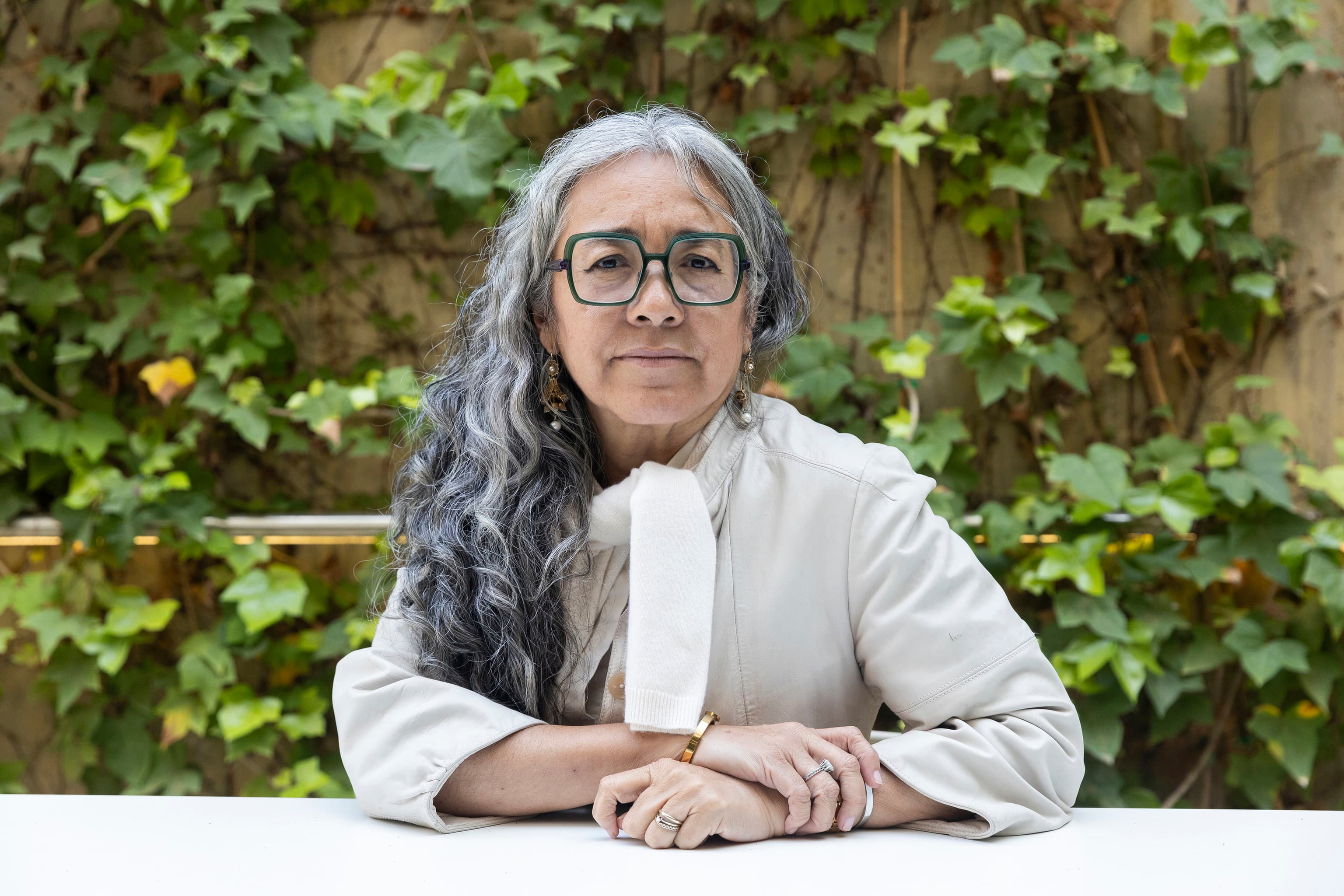 Quién ganará el Nobel de Literatura, según el tarot: un Tres de copas (al revés) para Rivera Garza