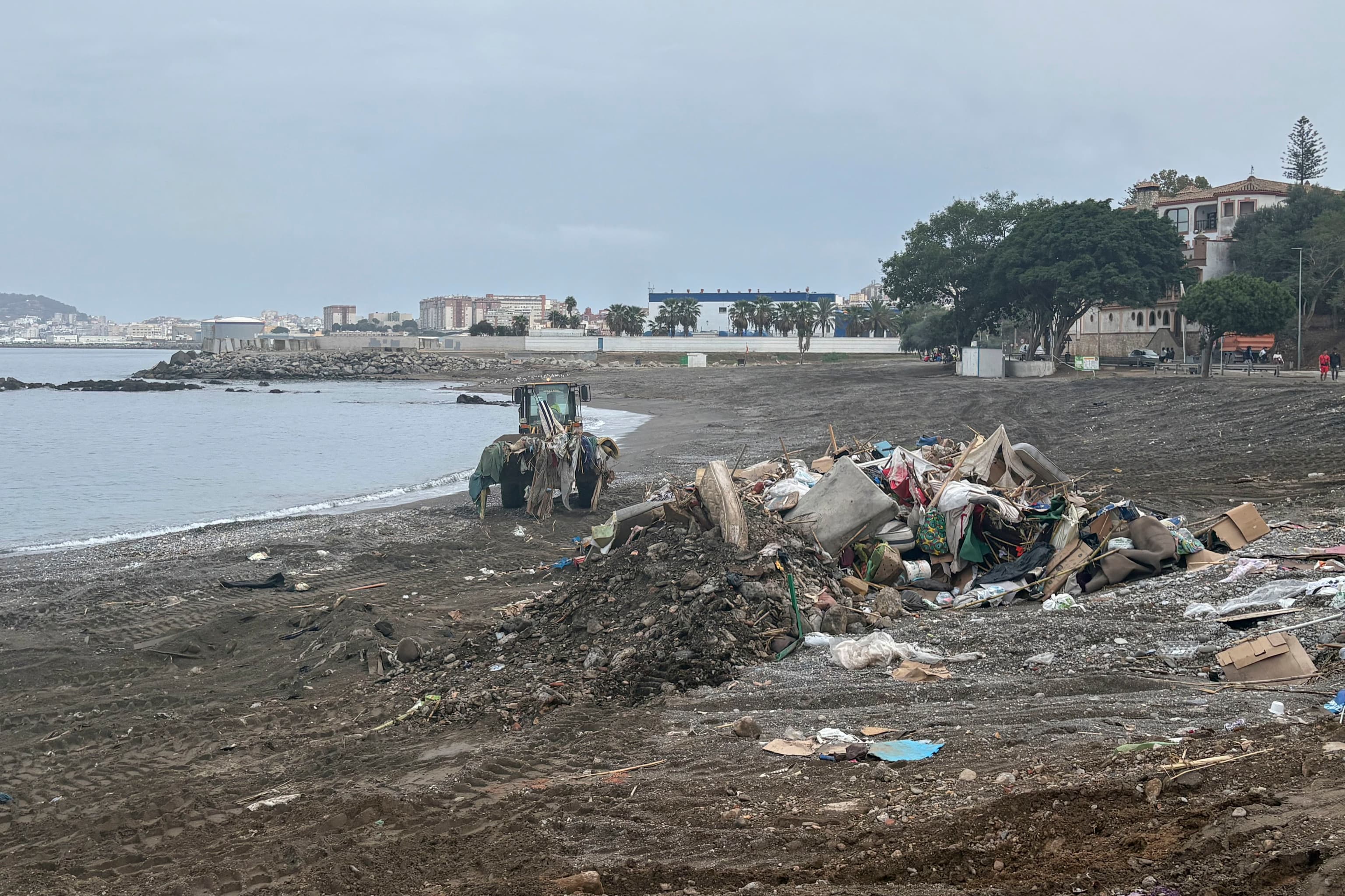 La extraña 'desaparición' de 1.200 inmigrantes en el maquillaje de Ceuta ante el adelanto electoral y la visita del Rey