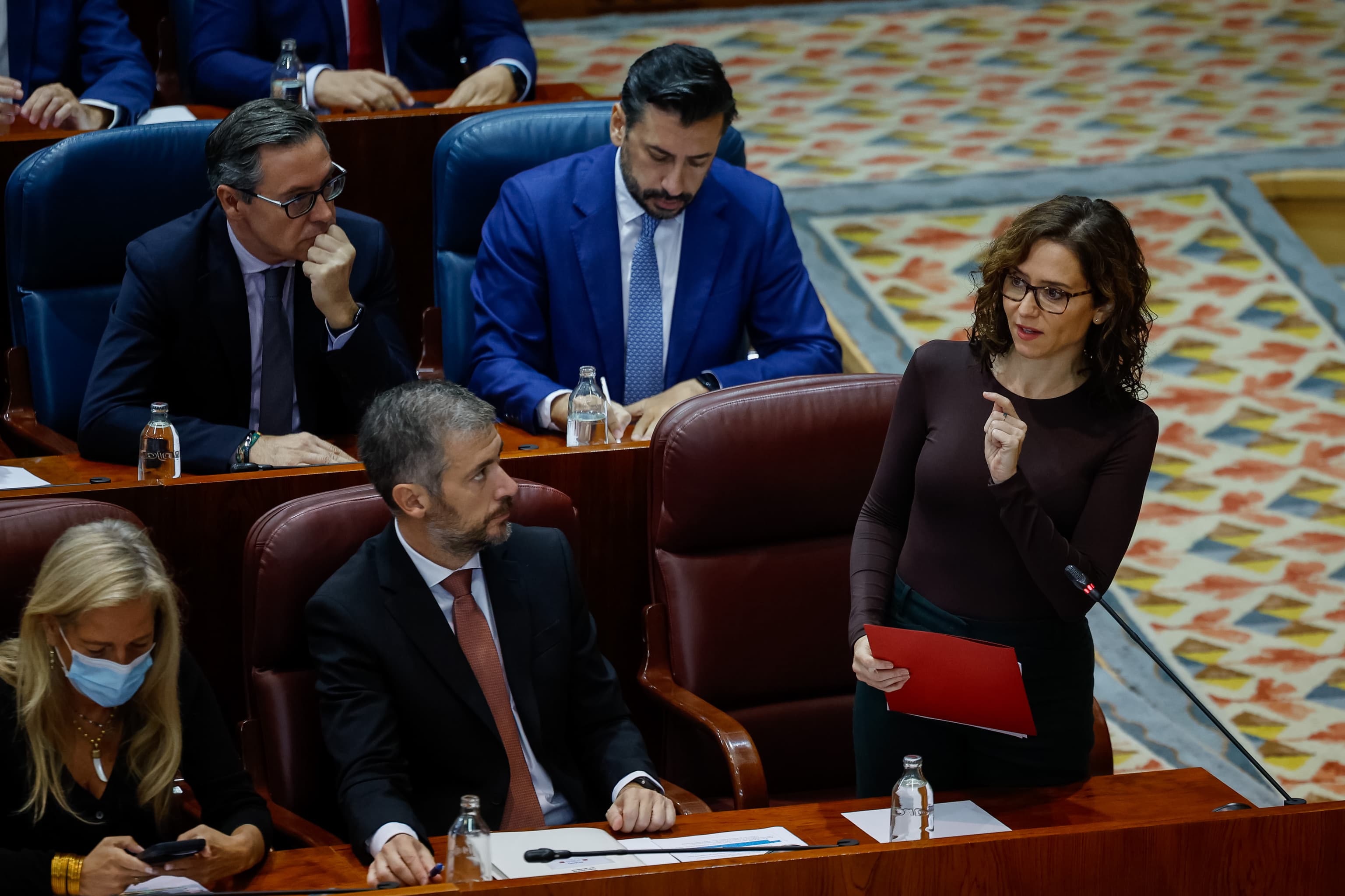 Ayuso apuntala su marcaje al voto por correo con una comisión sobre la Ley de Nietos en la Asamblea: "Hay que estudiarla muy bien y estar vigilantes"