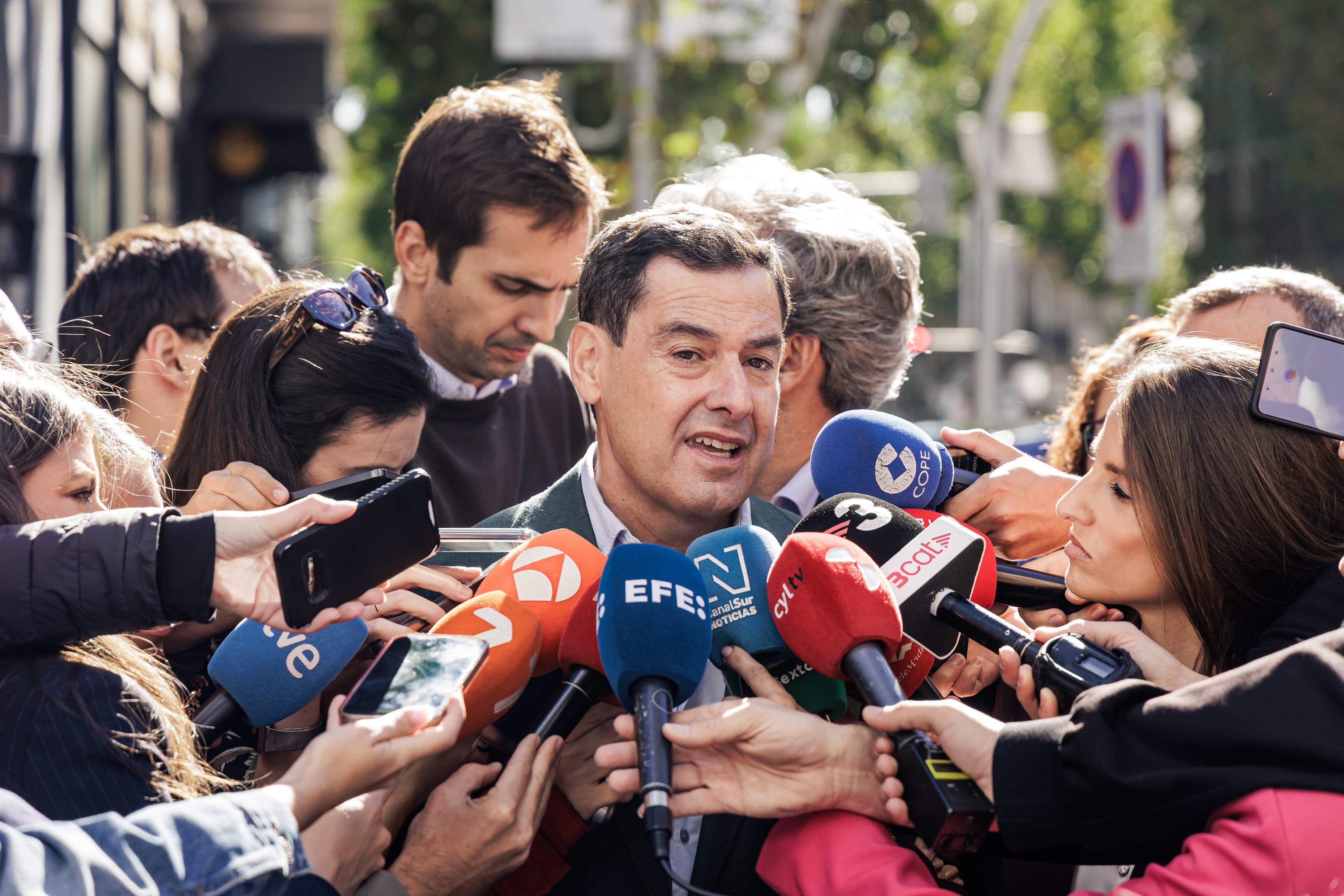 Moreno y Ayuso harán campaña propia como si fueran candidatos para reforzar a Feijóo: "Nos van a hacer trampas muy sucias"