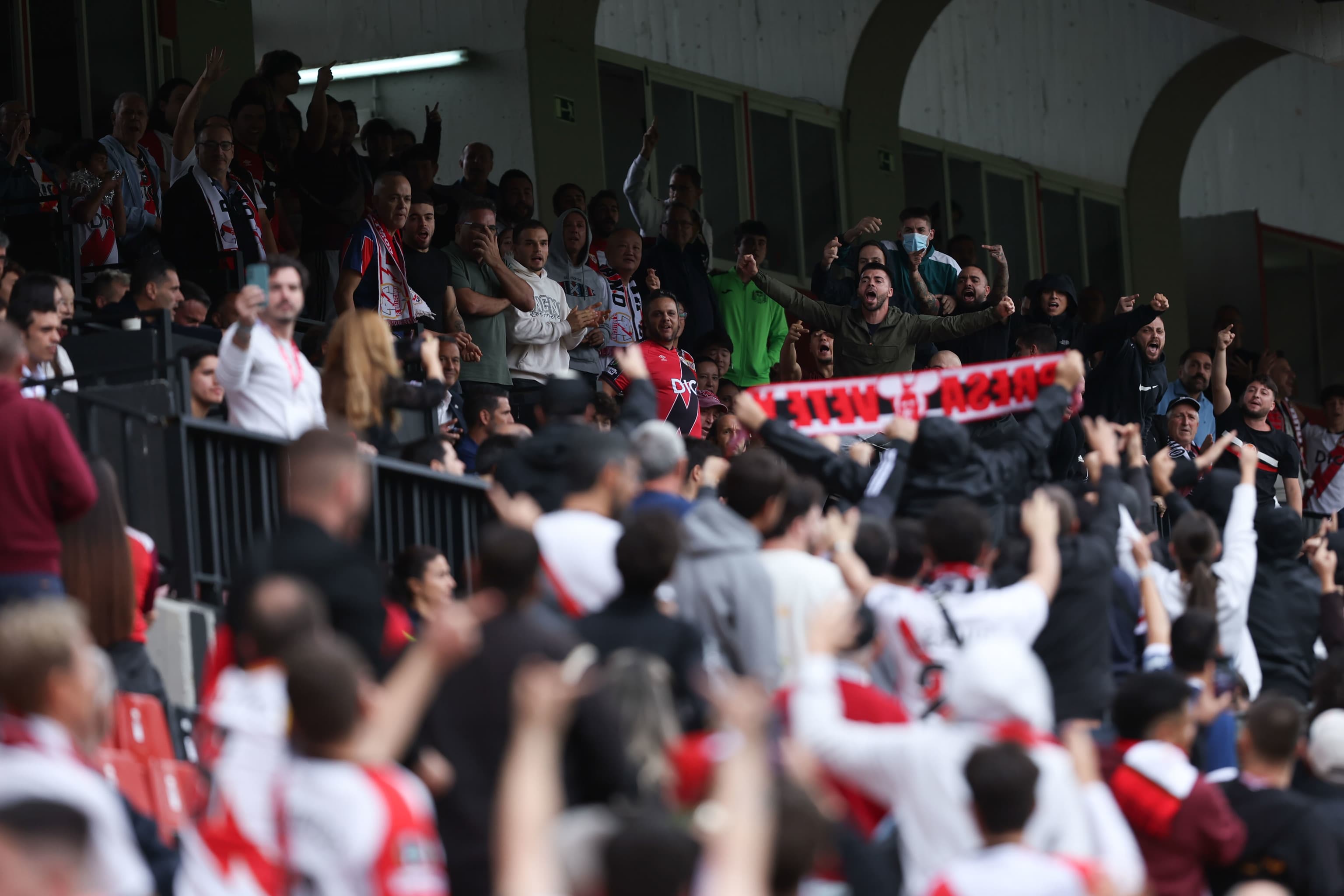 Suspendido el encuentro entre el Rayo Vallecano y el Athletic Club tras el lanzamiento de objetos desde la grada