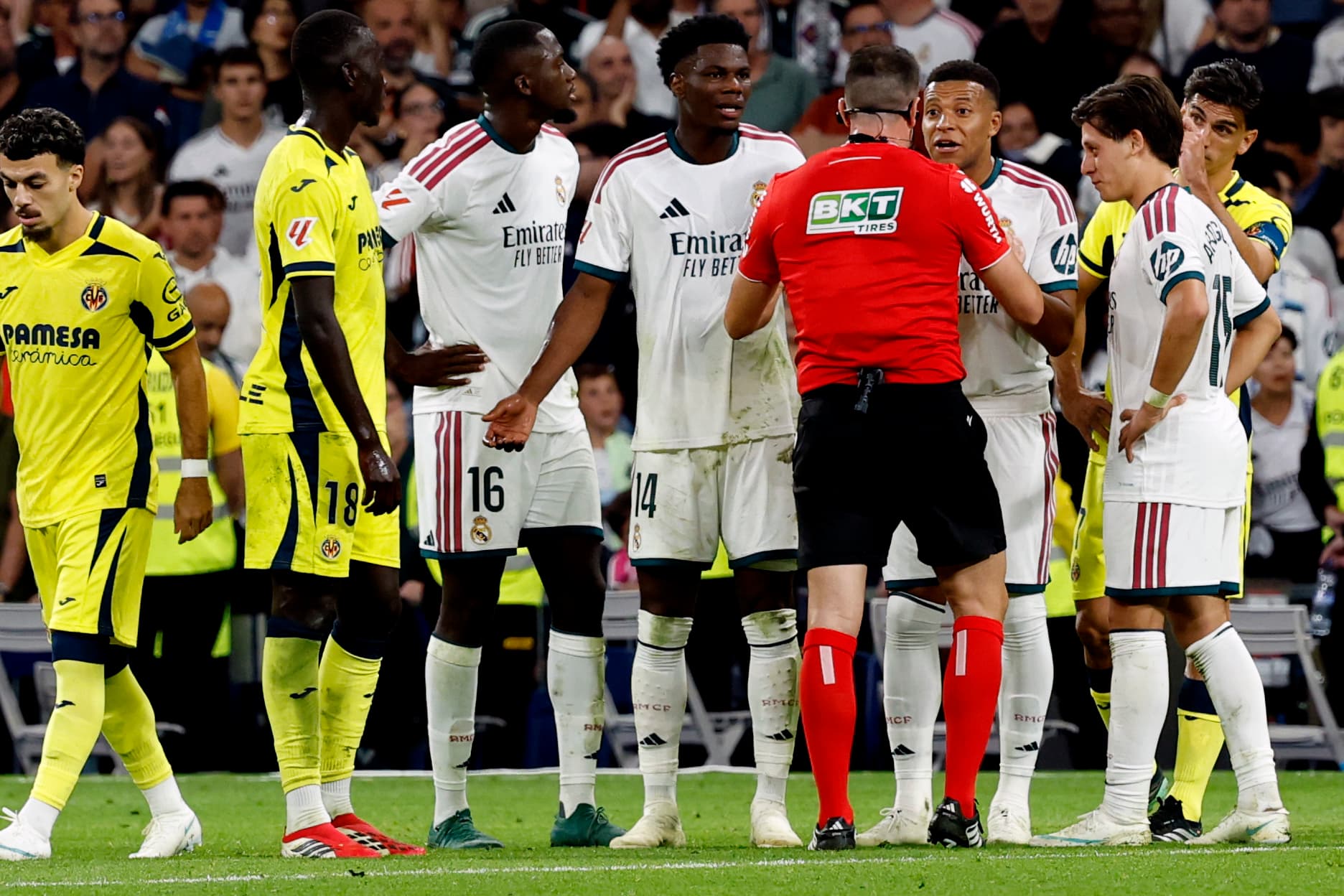 Diomandé salva una noche de nervios en la que Vinicius fue expulsado y el Madrid sufrió ante el Villarreal