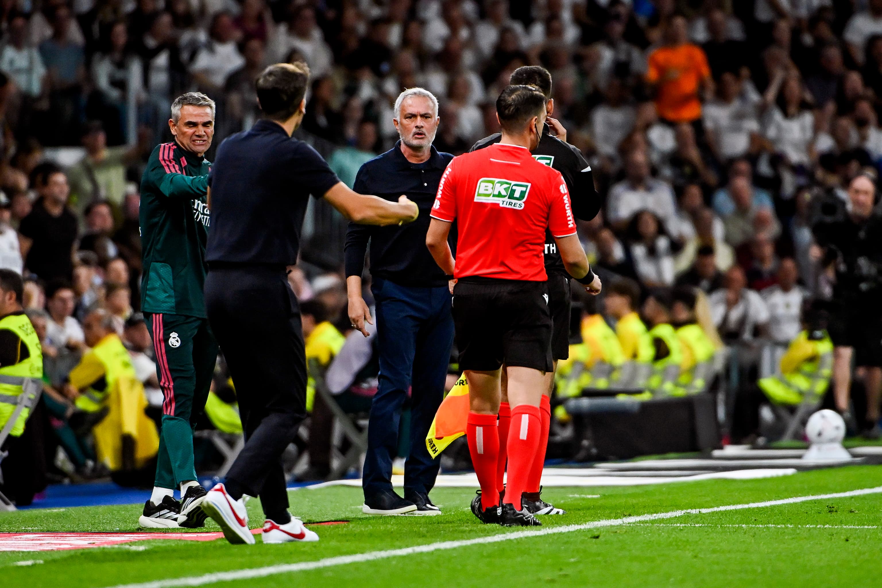 El Madrid, de nuevo contra los árbitros: Mourinho se niega a salir en rueda de prensa tras la roja a Vinicius, que pide "perdón" y se podría perder el clásico