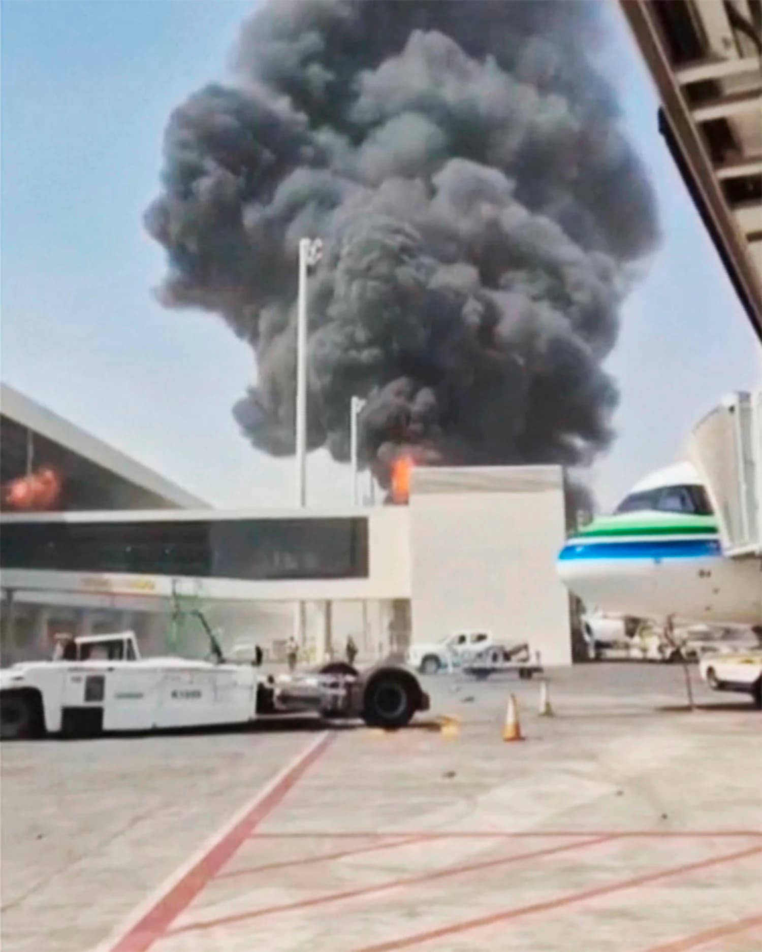 Los hutíes amenazan con más ataques a aeropuertos saudíes tras la muerte de 12 personas en Riad y Kuwait Airways se suma a las aerolíneas que cancelan vuelos