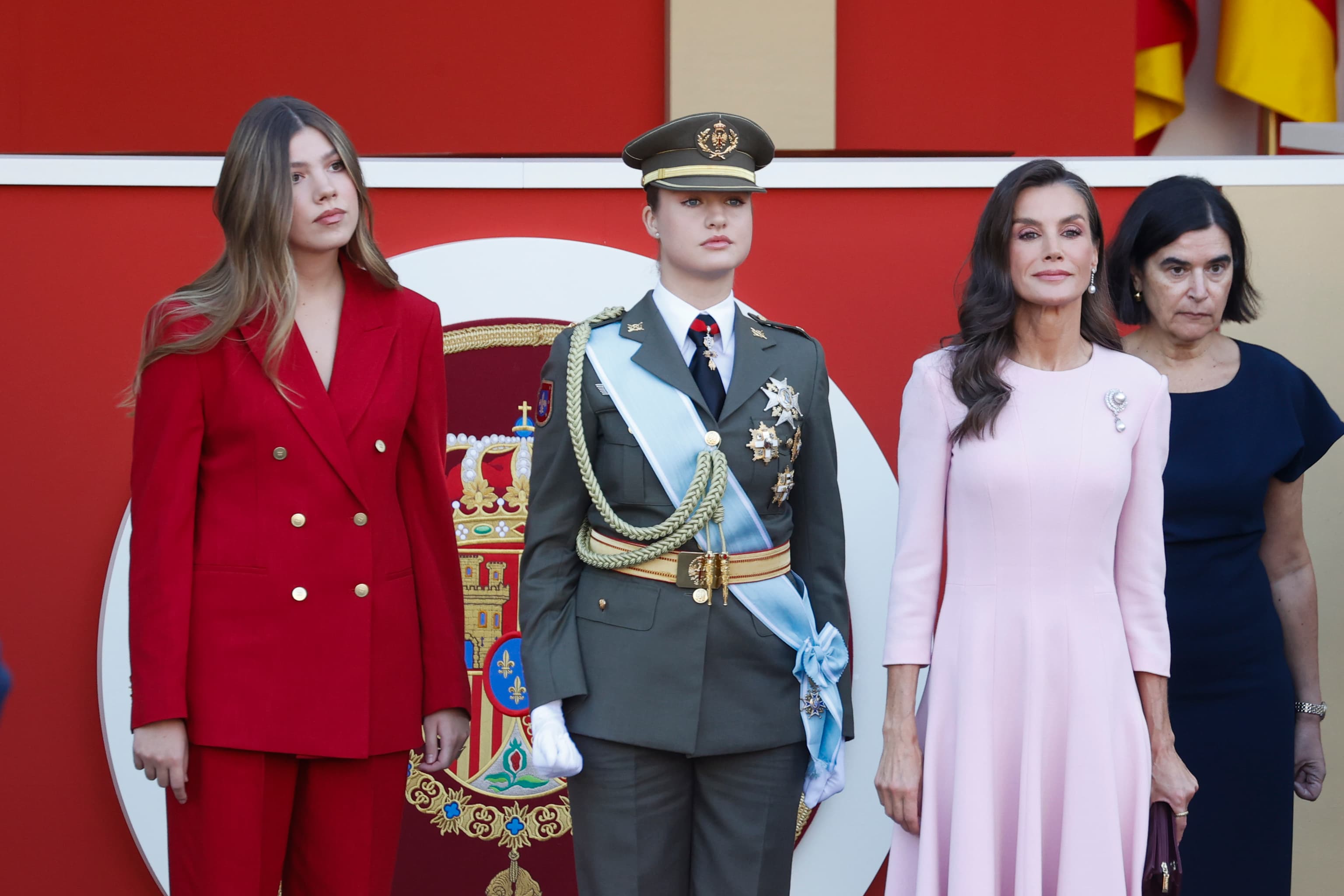 La Reina Letizia sorprende con un delicado vestido rosa empolvado; la Princesa de Asturias, de uniforme militar; y la Infanta Sofía, con traje rojo: los looks reales en el desfile del Día de la Hispanidad
