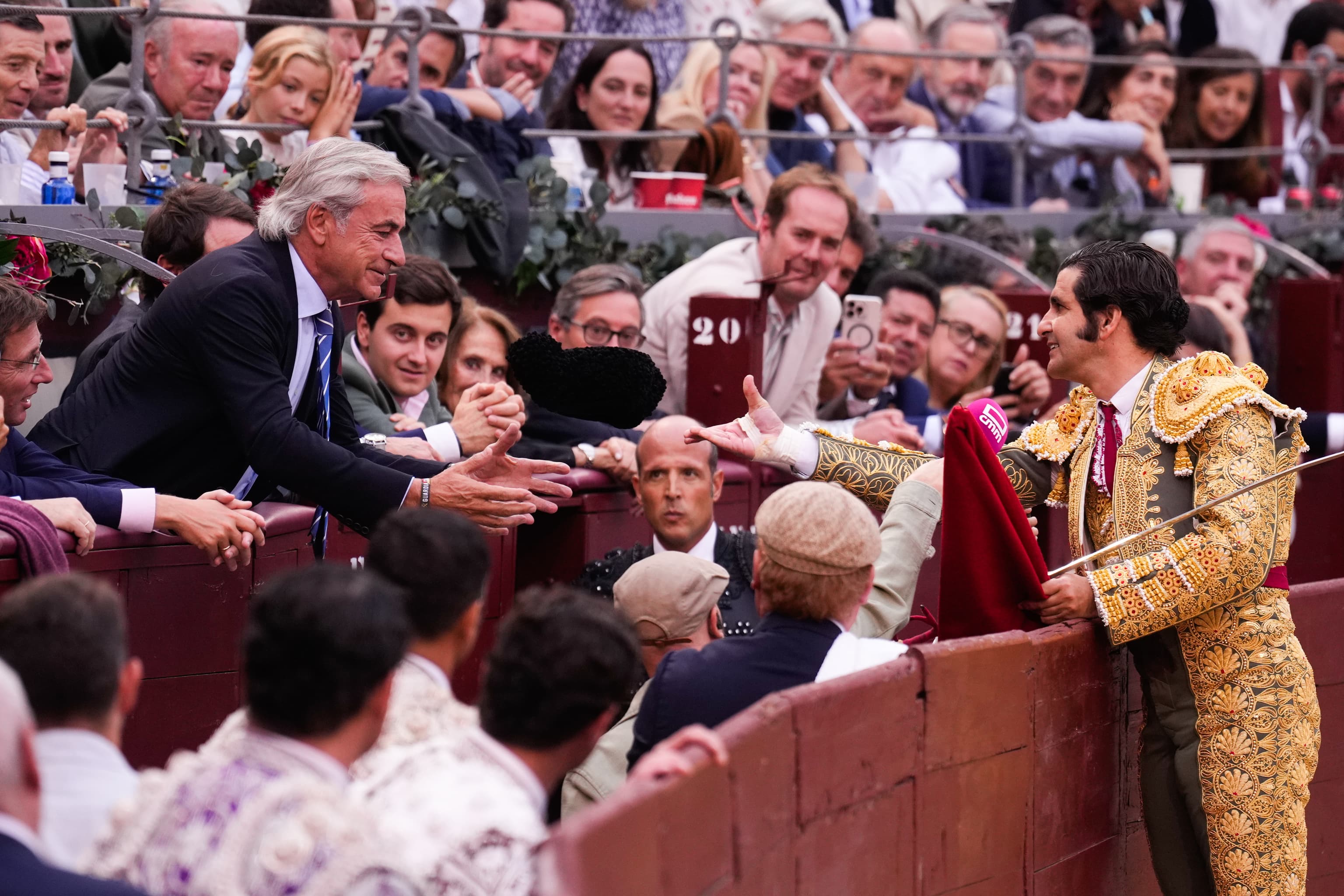 Un terno y un brindis al "muy español" Carlos Sainz en el regreso de Morante a Las Ventas en el Día de la Hispanidad