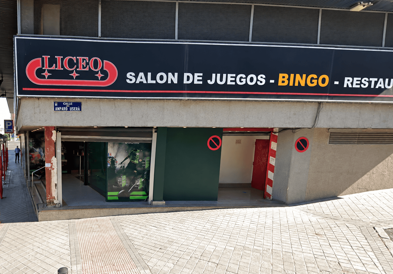 Pánico en un bingo en Usera: varios encapuchados asaltan el local con armas de fuego y en la fuga se estrellan con un autobús de la EMT