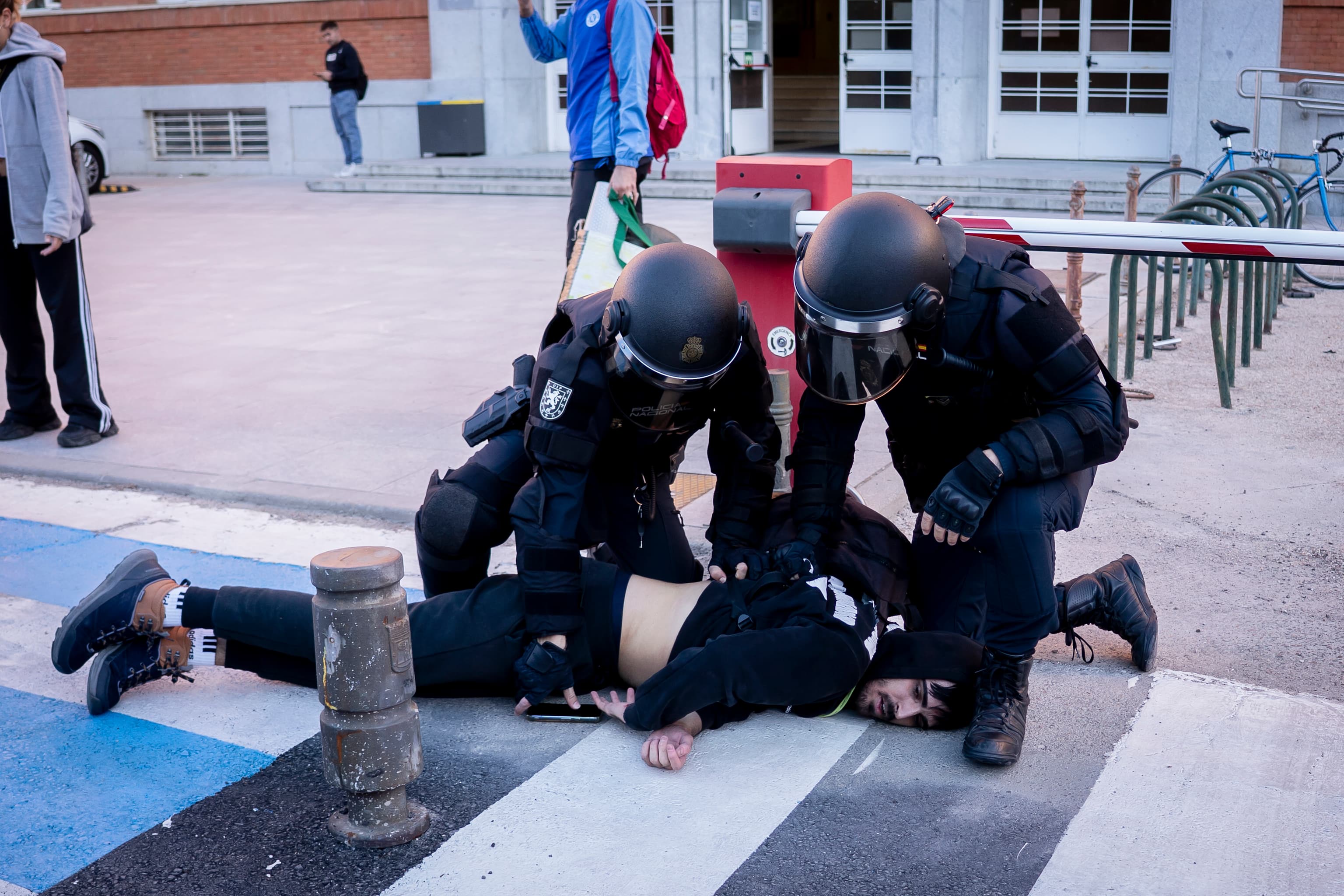 Los antidisturbios que cargaron en la Complutense denuncian falta de "pautas claras" por parte de la Delegación del Gobierno: "Nos dejan a los pies de los caballos"
