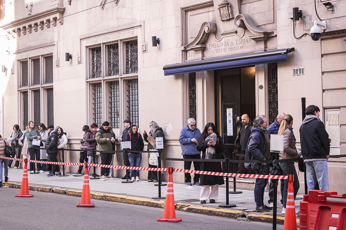 66 toneladas sólo en Buenos Aires: la "aberración" de la 'Instrucción Sofía Puente' que entierra en papel a los consulados