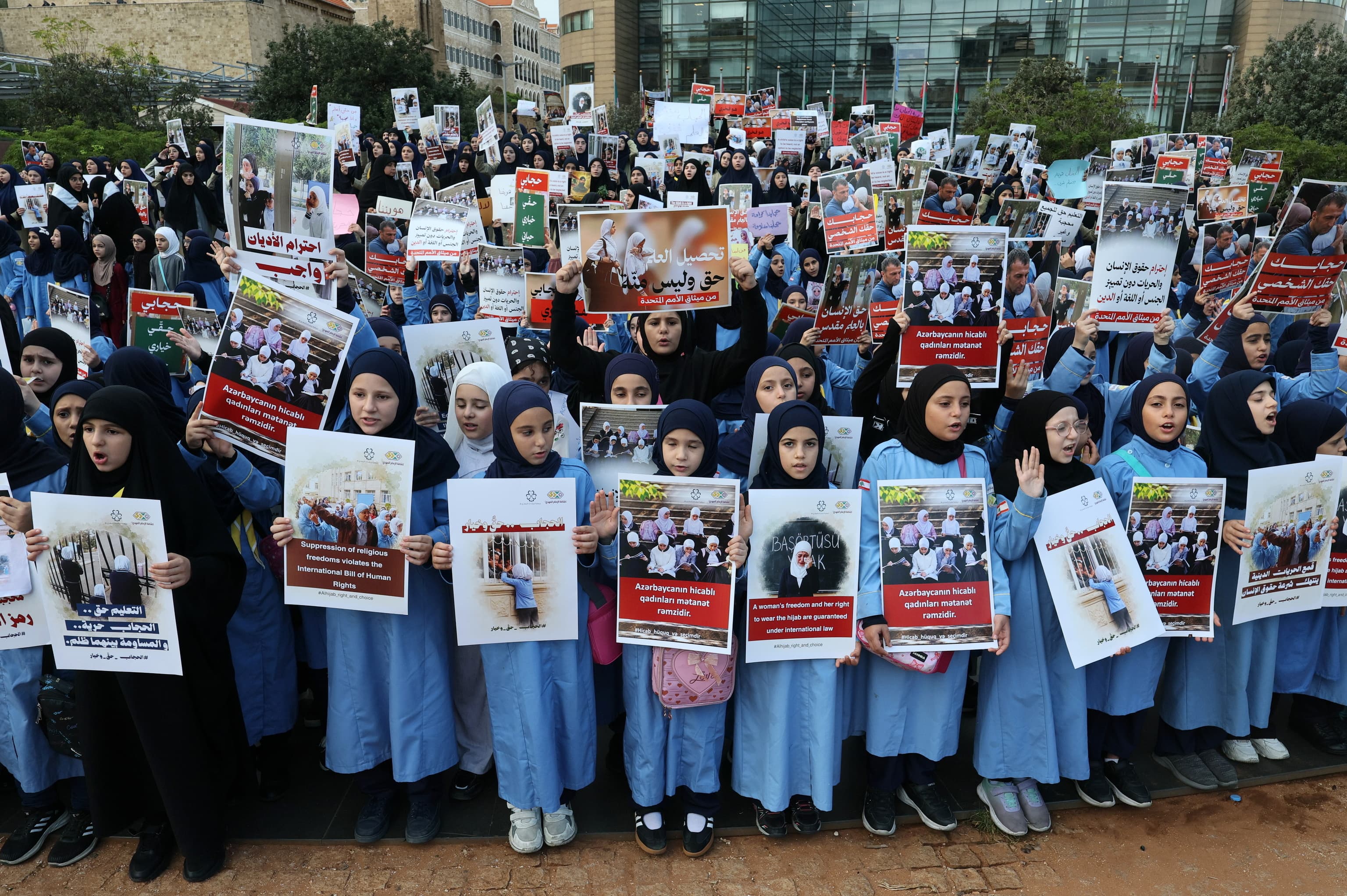 Azerbaiyán prohíbe el hijab en las escuelas, desatando protestas y choques con países vecinos