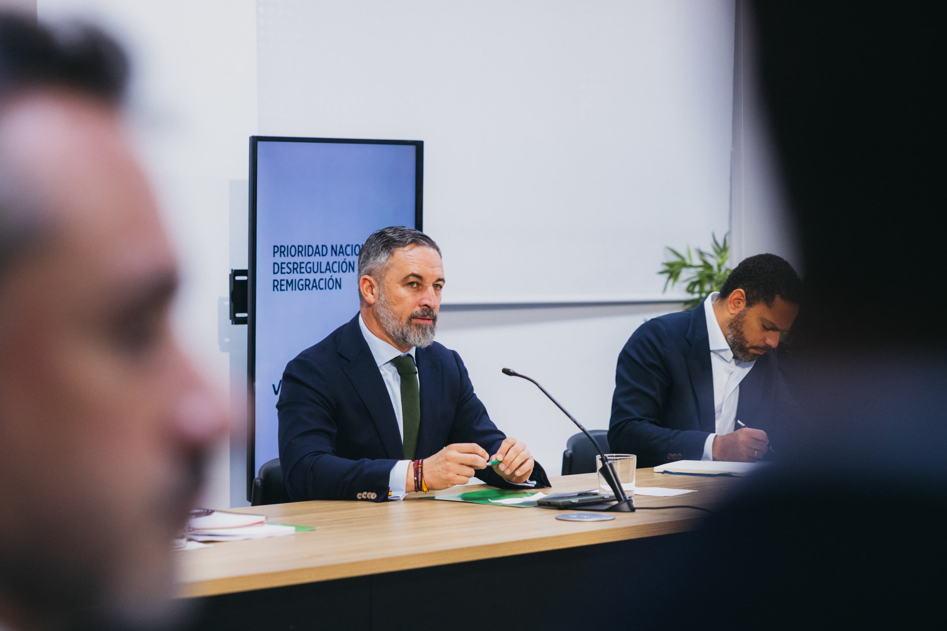 Abascal ofrece al PP un pacto en el Senado ante el acuerdo histórico de la izquierda: "Exige sacrificios"