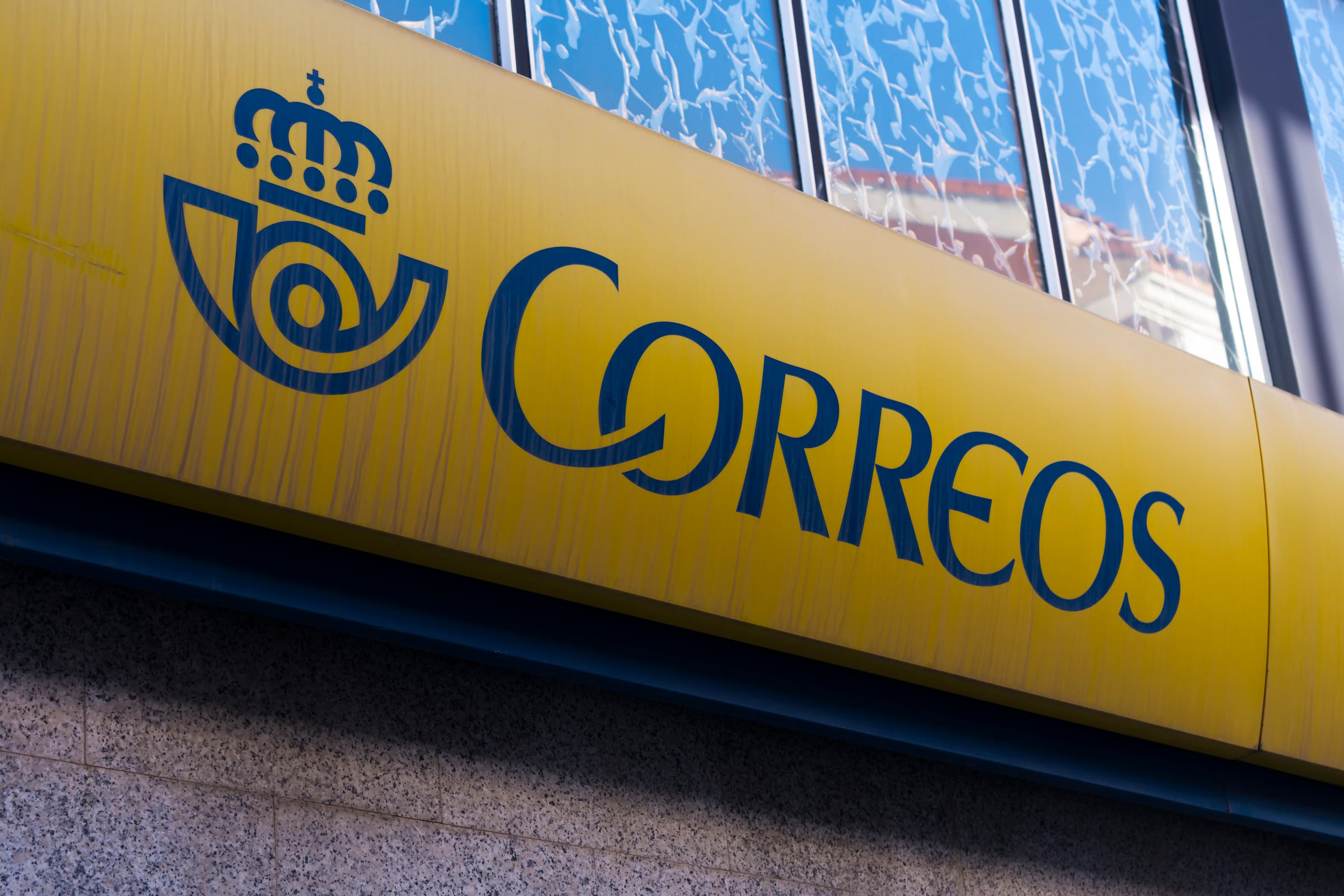 La sede central de Correos se encamina a una huelga indefinida en pleno proceso electoral por el fin del teletrabajo impuesto por Saura: "Se puede liar la mundial"