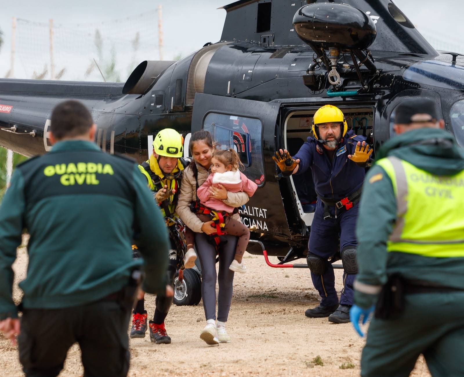 Rescates en helicóptero en la playa de Oliva y mucho miedo: "Cuando me he levantado de la cama, el agua me llegaba por la rodilla"
