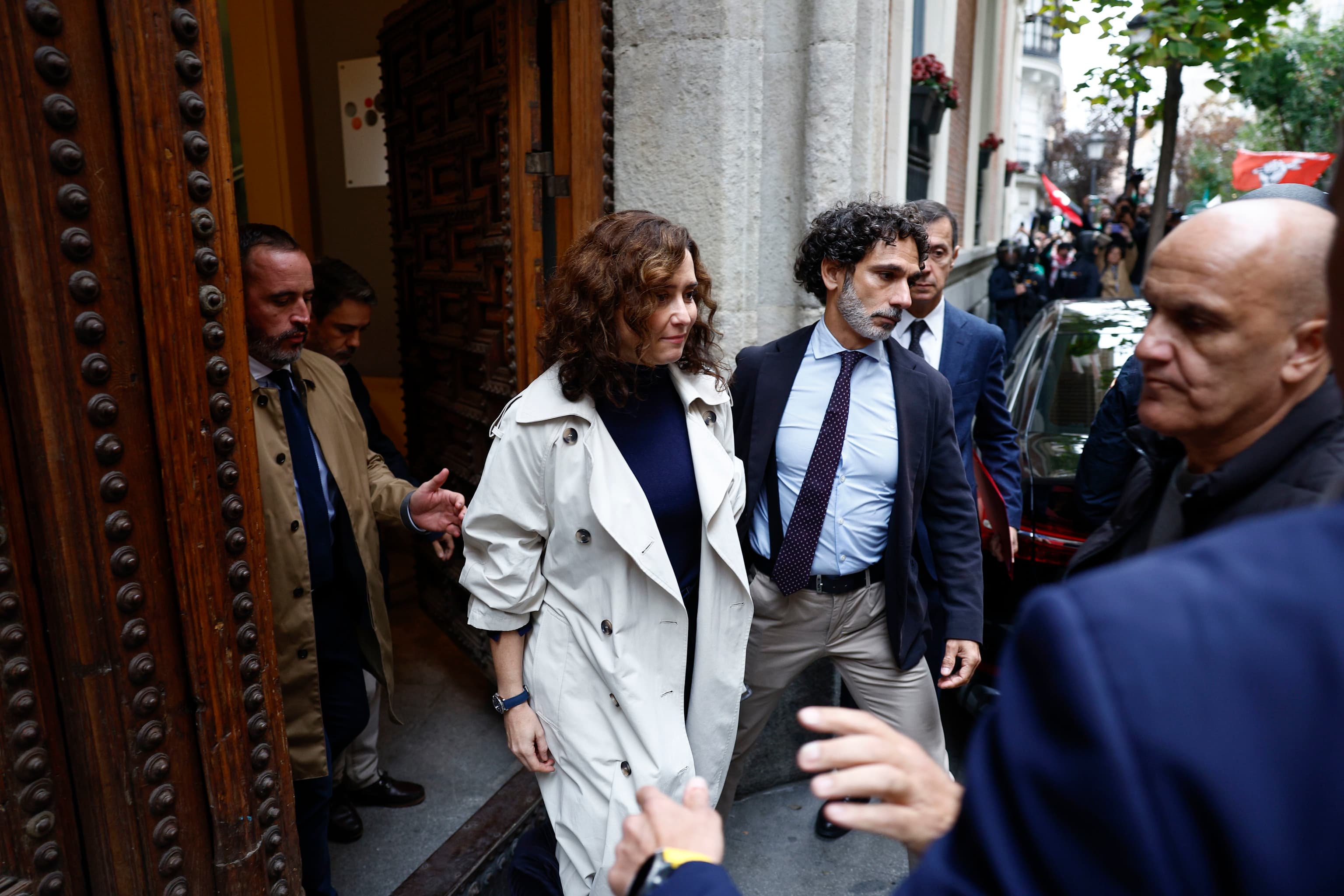 Ayuso ya siente que "no habrá paz en las calles", como le avisó la izquierda: "El escrache nos recordó al que sufrió Cifuentes"