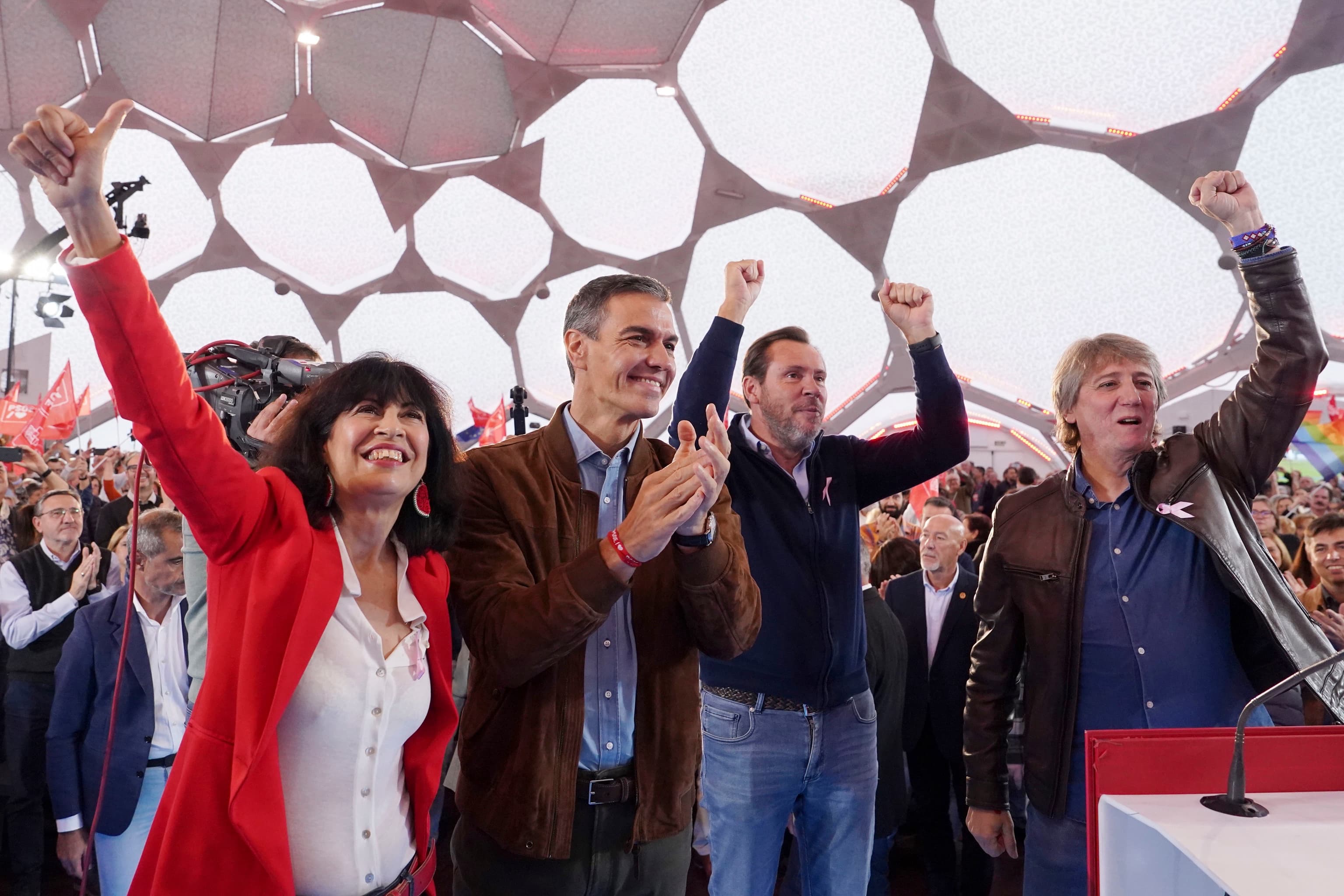 Sánchez insiste en "poner pie en pared a los de los aticazos y los fondos buitres" tras la dimisión de la portavoz del PSOE por sus "30 pisos"