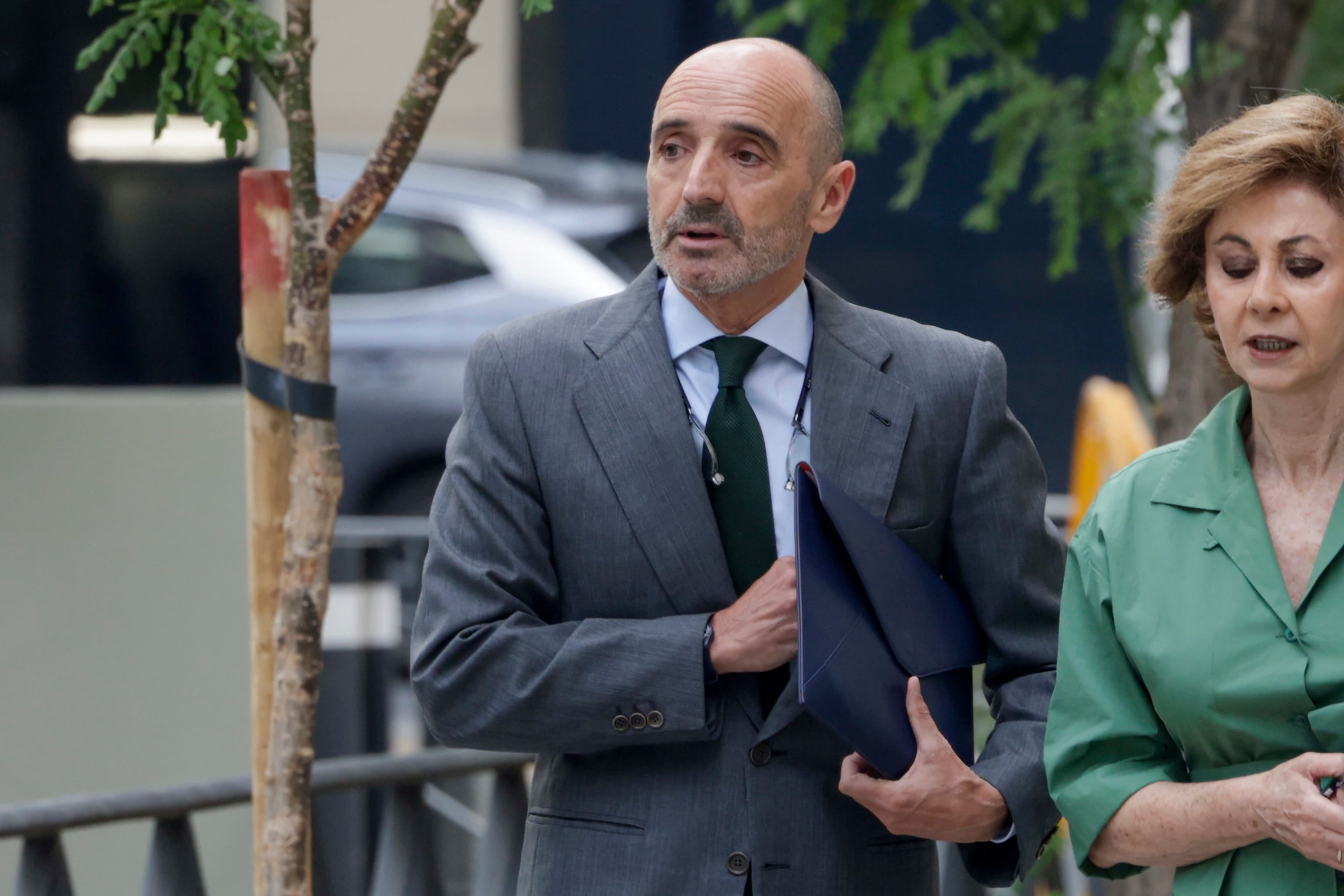 El juez al testaferro de Zapatero: "¿Recibieron una pasta de Plus Ultra por hacer tráfico de influencias con funcionarios de la Sepi o de más arriba?"
