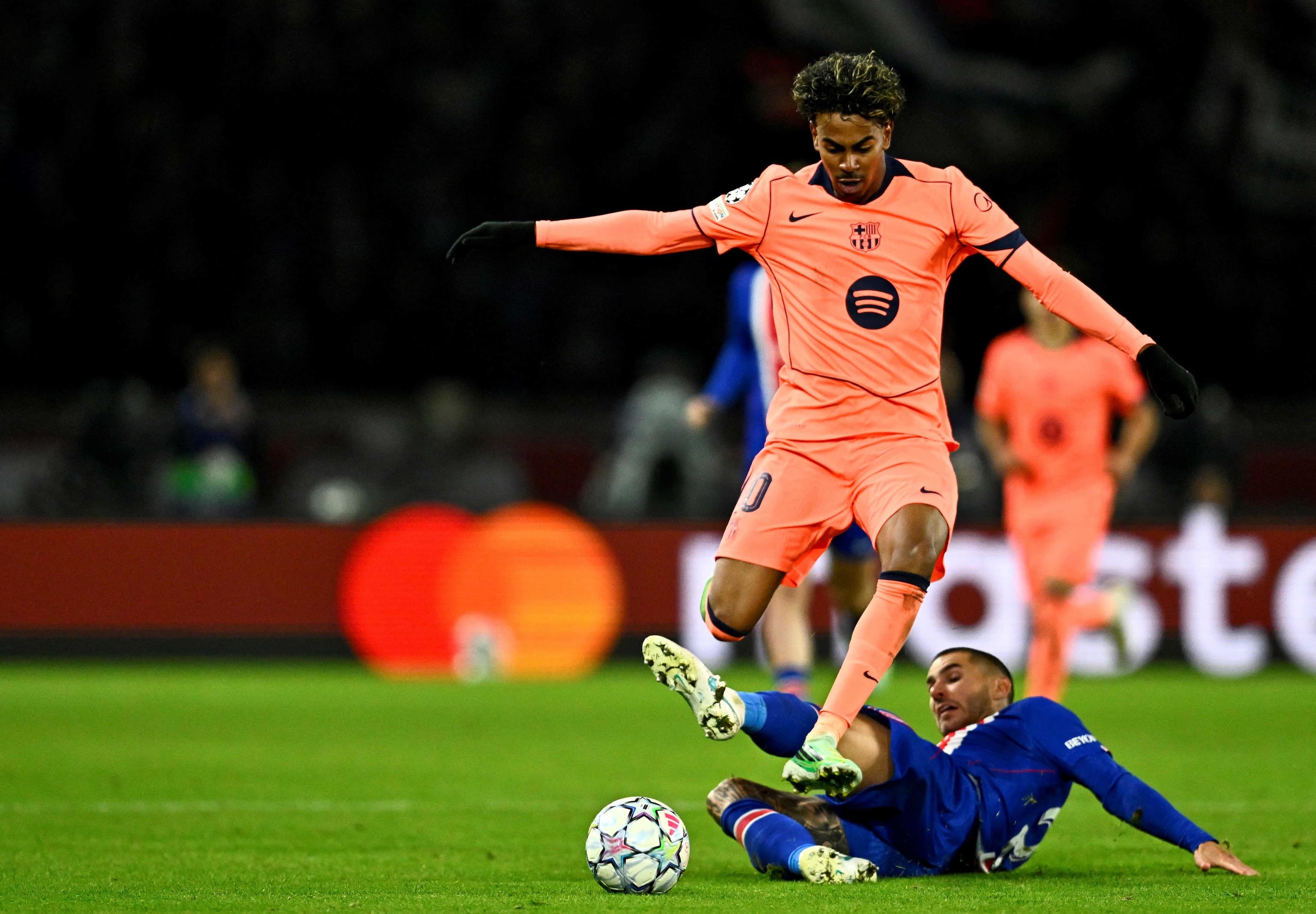 La máquina casi perfecta del PSG atasca a un Barça contestón