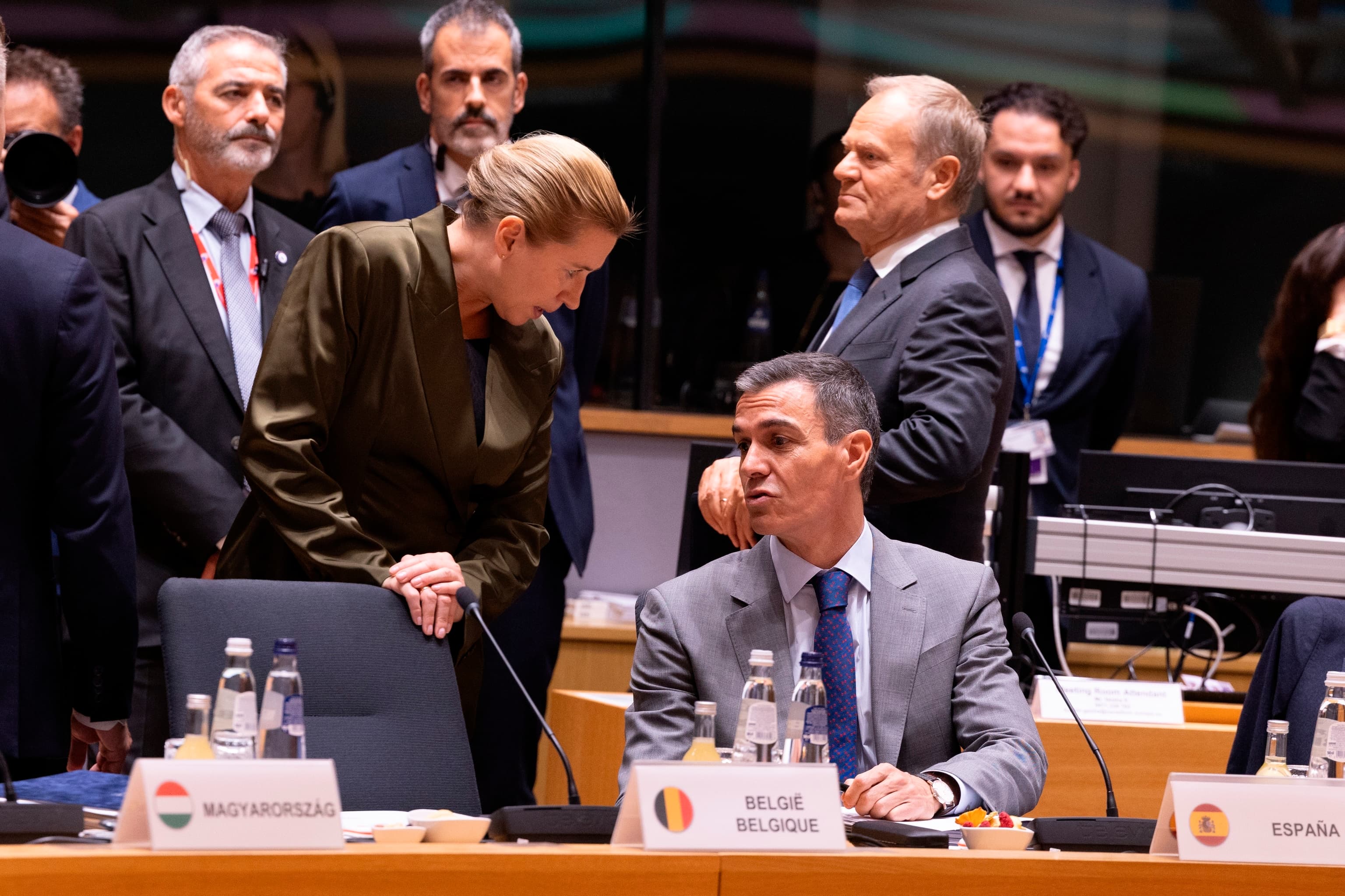 Sánchez tuvo un "enfrentamiento bastante duro" con Tusk en Bruselas por la regularización masiva: "Es una política ineficaz, una apertura excesiva"