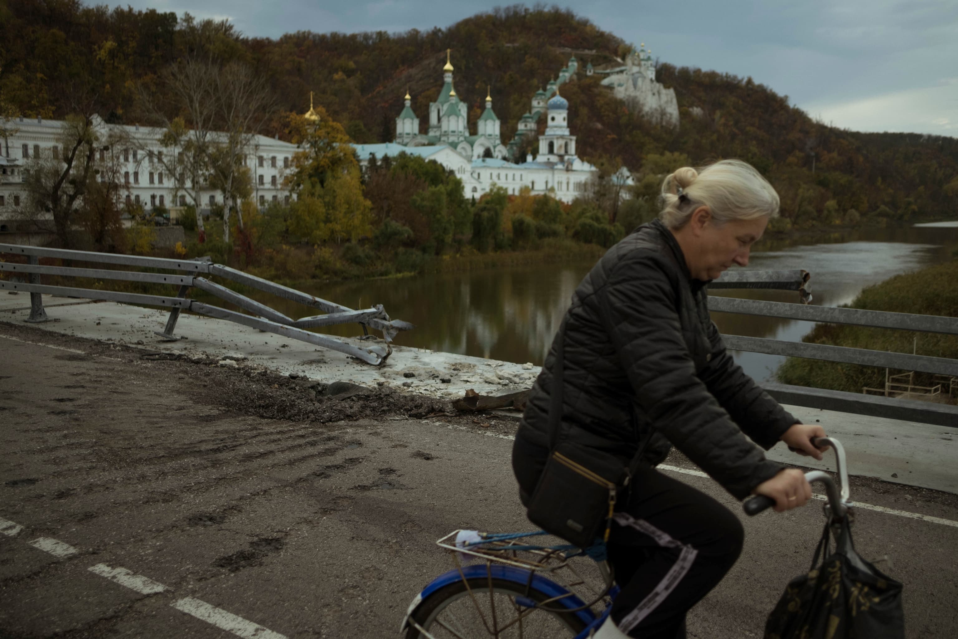 Viaje a Sviatogirst, el monasterio que Putin aseguró haber conquistado: "Estos drones pasan por aquí todo el día. Dios me protege"