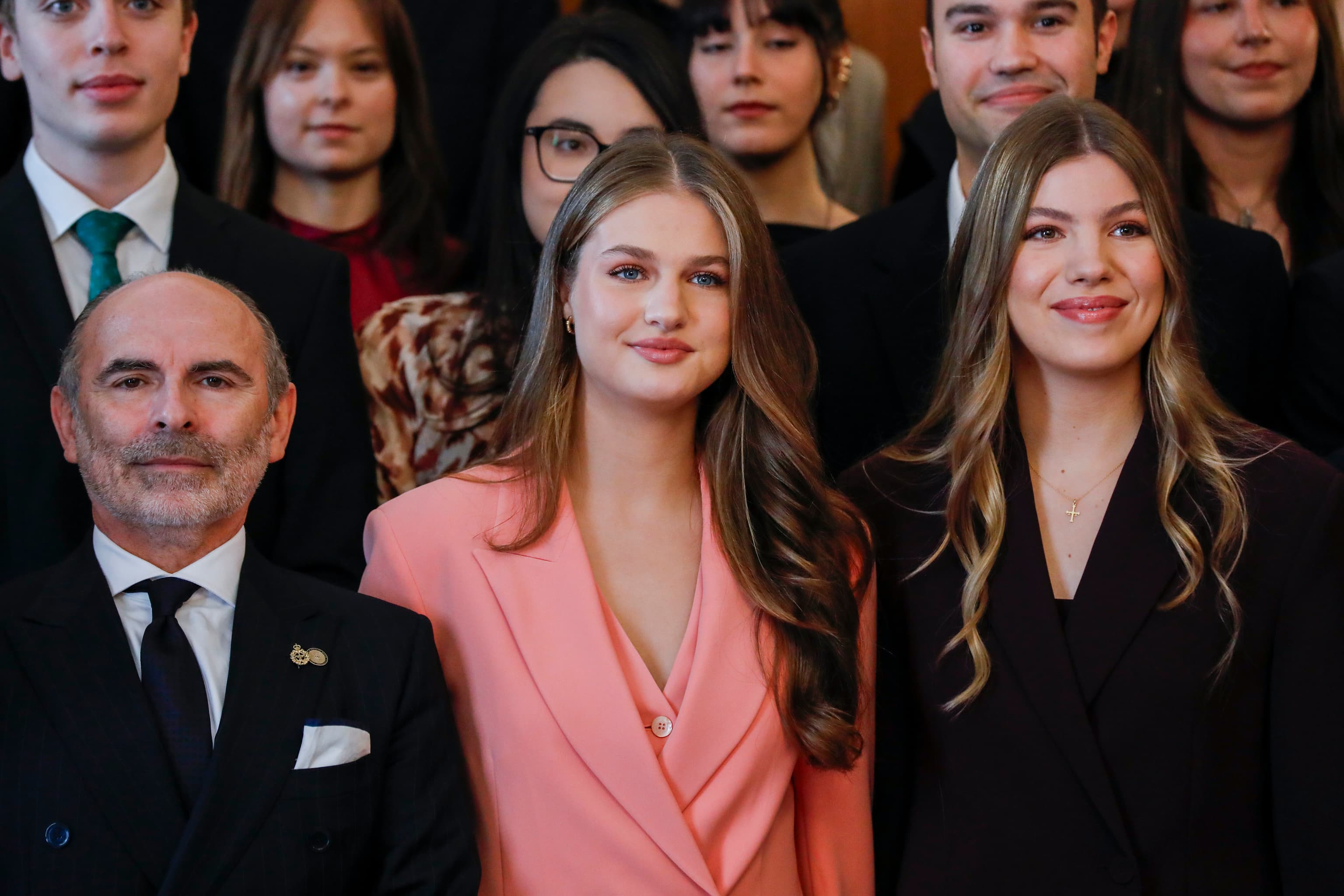 La Reina Letizia suma lazos y Leonor y Sofía hacen match con los colores en tendencia este otoño; sus looks en las audiencias de los Premios Princesa de Asturias