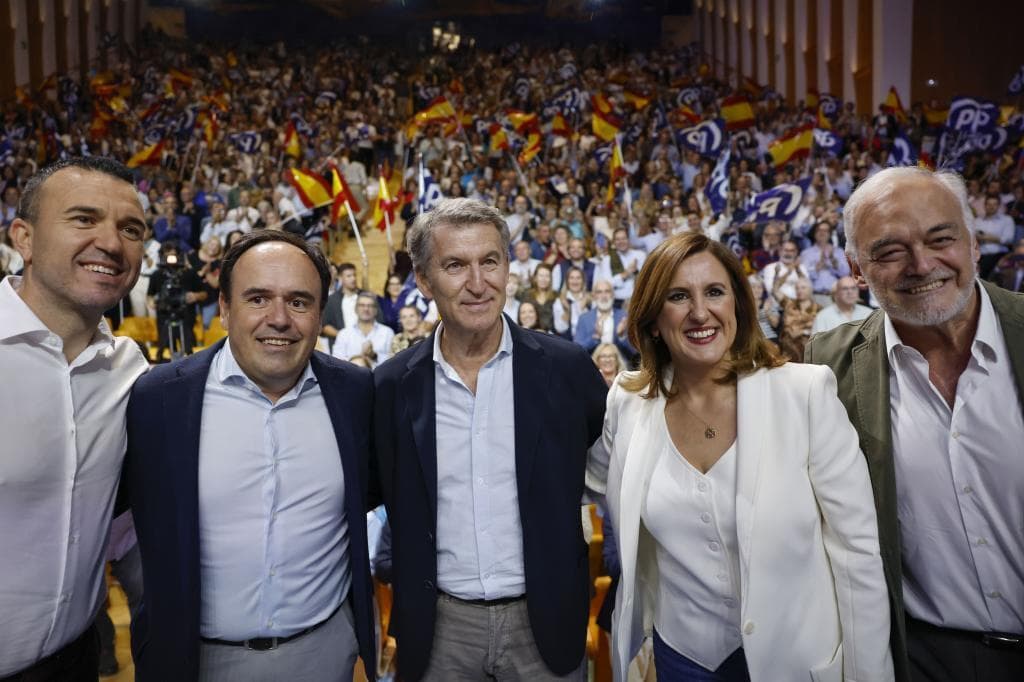 Feijóo apela al voto de los trabajadores con una bajada del IRPF en 2027 y el blindaje de la exención del salario mínimo