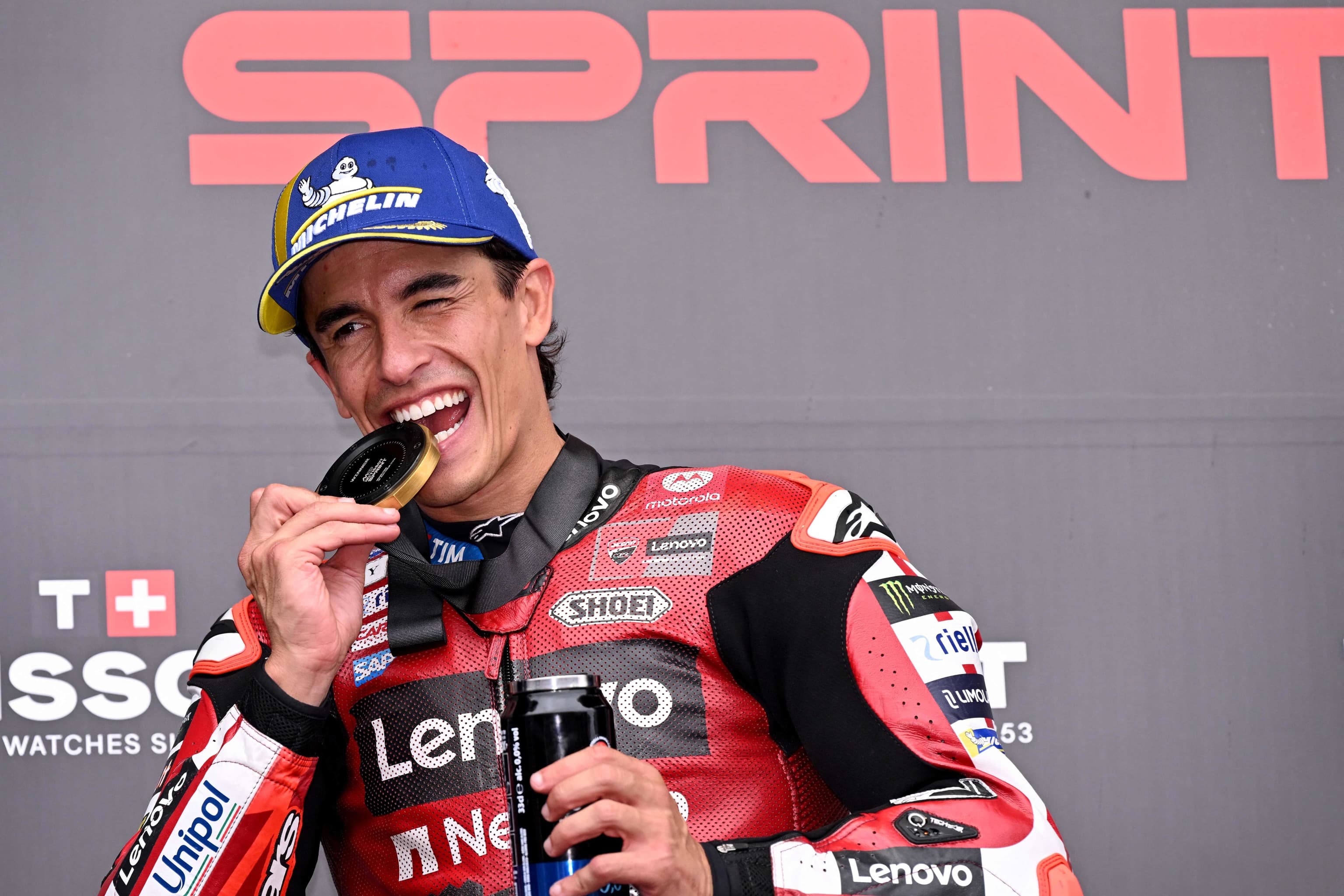 Marc Márquez vence la 'sprint y logra la pole mientras Jorge Martín se cae y se pierde la carrera del domingo por una fractura en el brazo