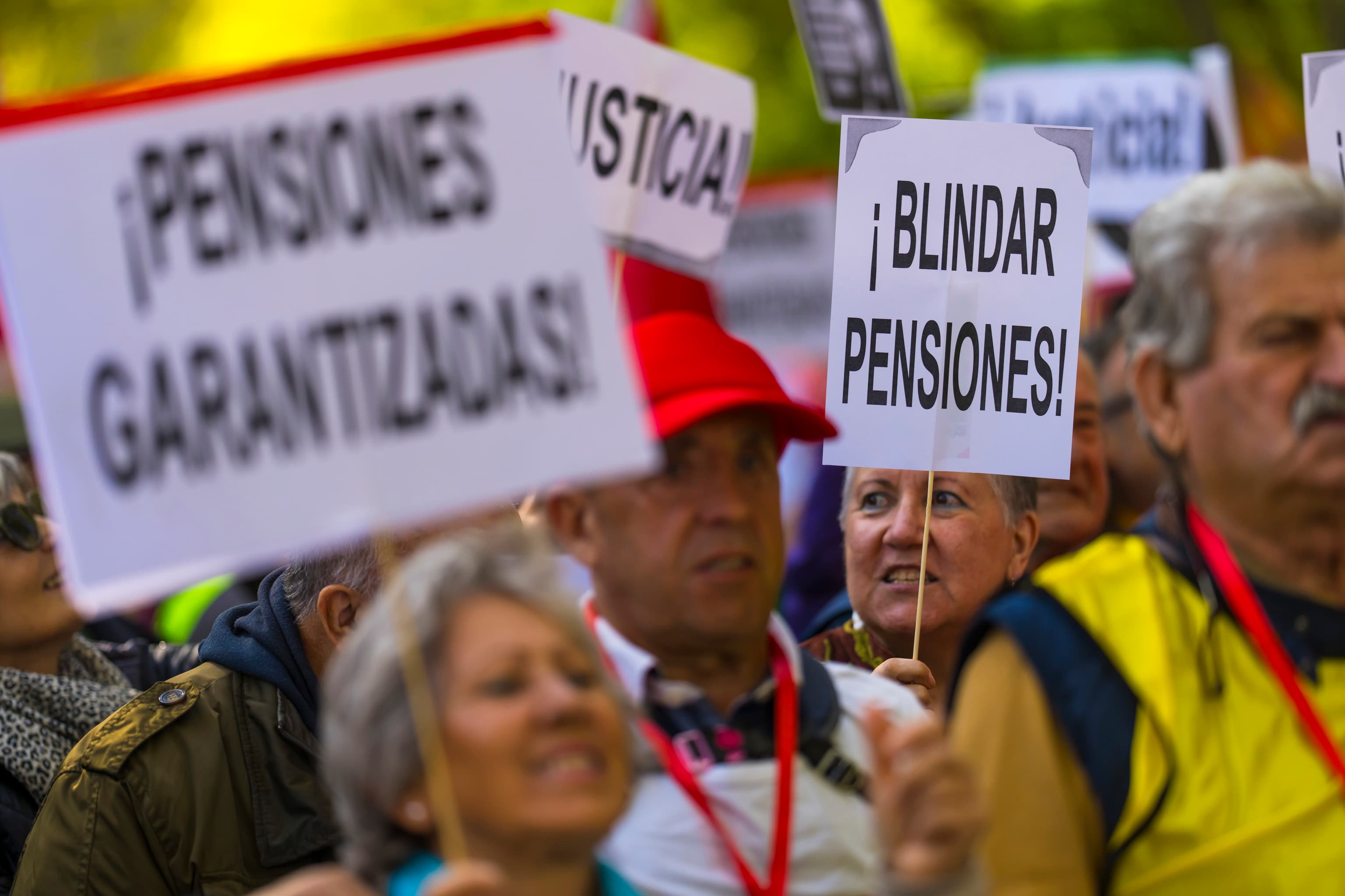 Miles de pensionistas salen a la calle a exigir subidas de las pensiones del 6%, mejores salarios y acceso a la vivienda