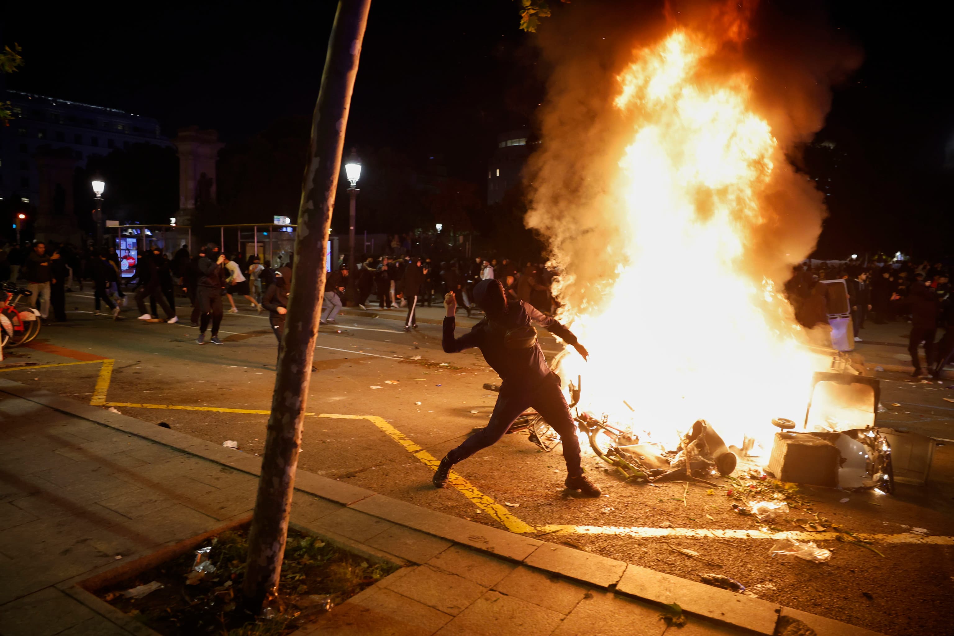 Disturbios, cargas, quema de contenedores y tiendas cerradas en el centro de Barcelona por una protesta de jóvenes convocada por redes sociales