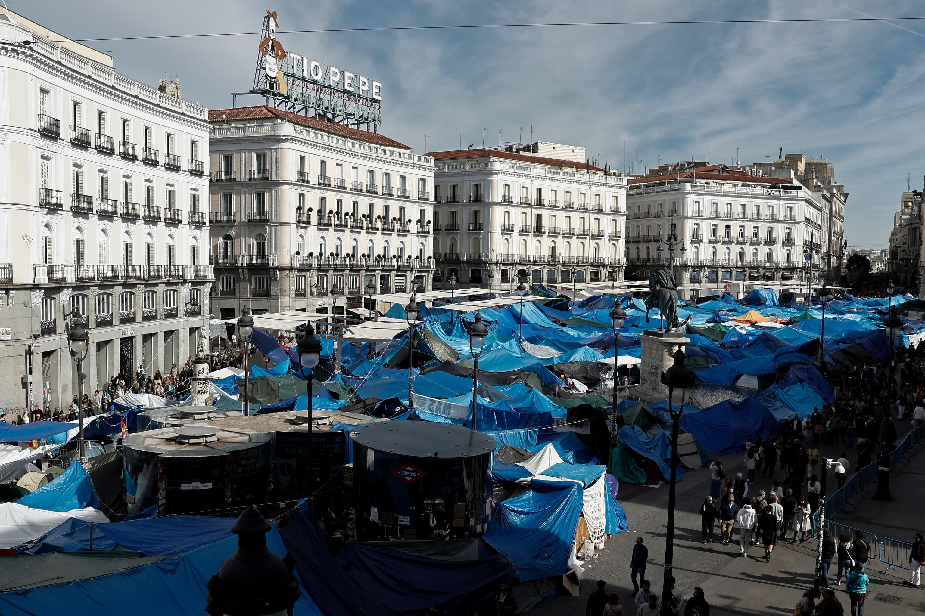 Los acampados de Sol retiran algunas tiendas para evitar molestias a comerciantes y preparan una desescalada para levantar el campamento