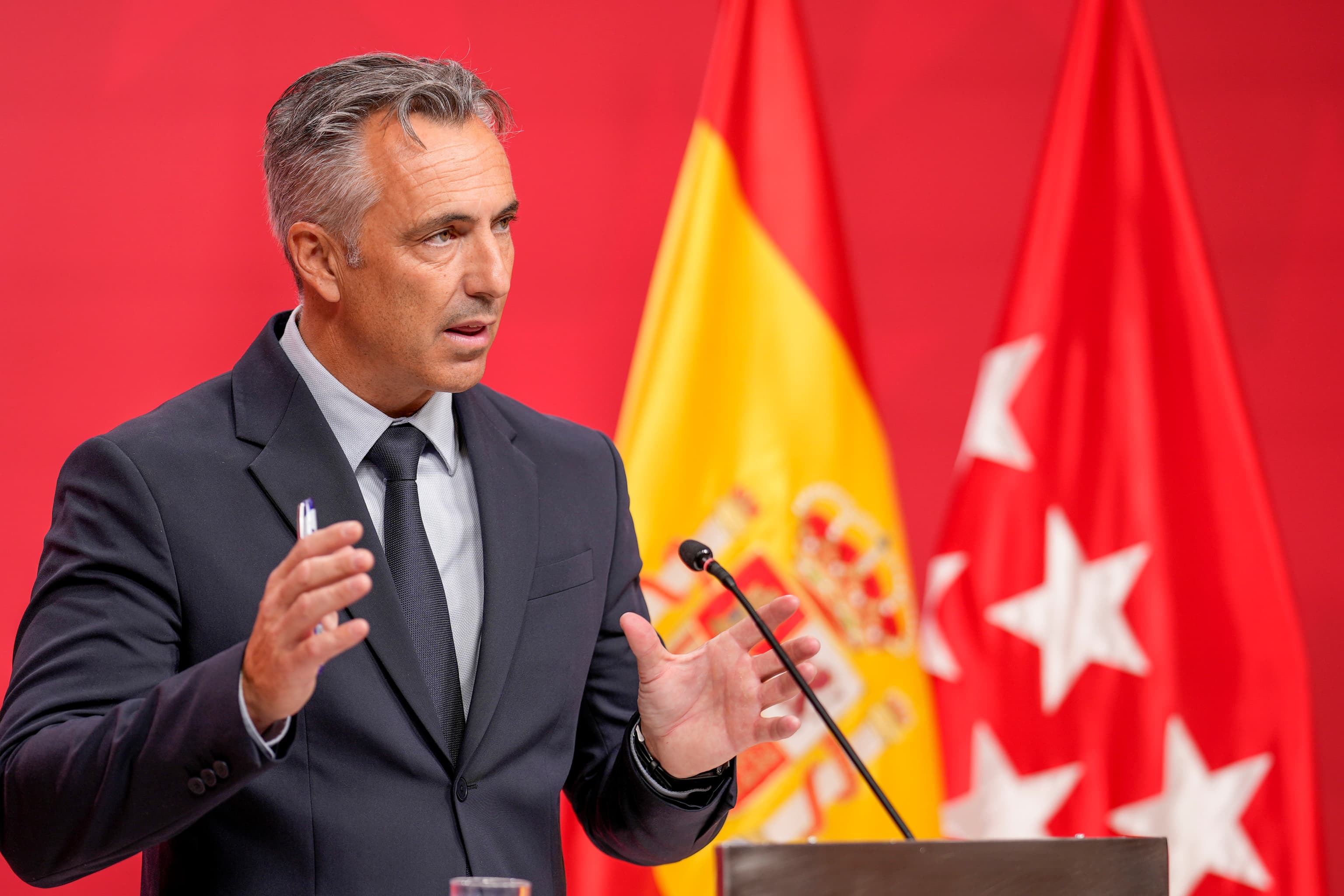 Feijóo 'ficha' al consejero de Emergencias de Ayuso y revoluciona Sol: el titular de Transportes asumirá su cartera y dejará paso a su mano derecha