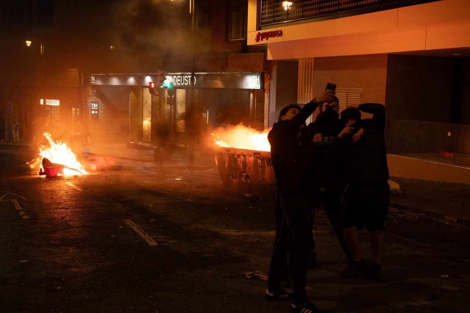 Cientos de radicales desbordan a la Ertzaintza e incendian las calles del centro de Bilbao