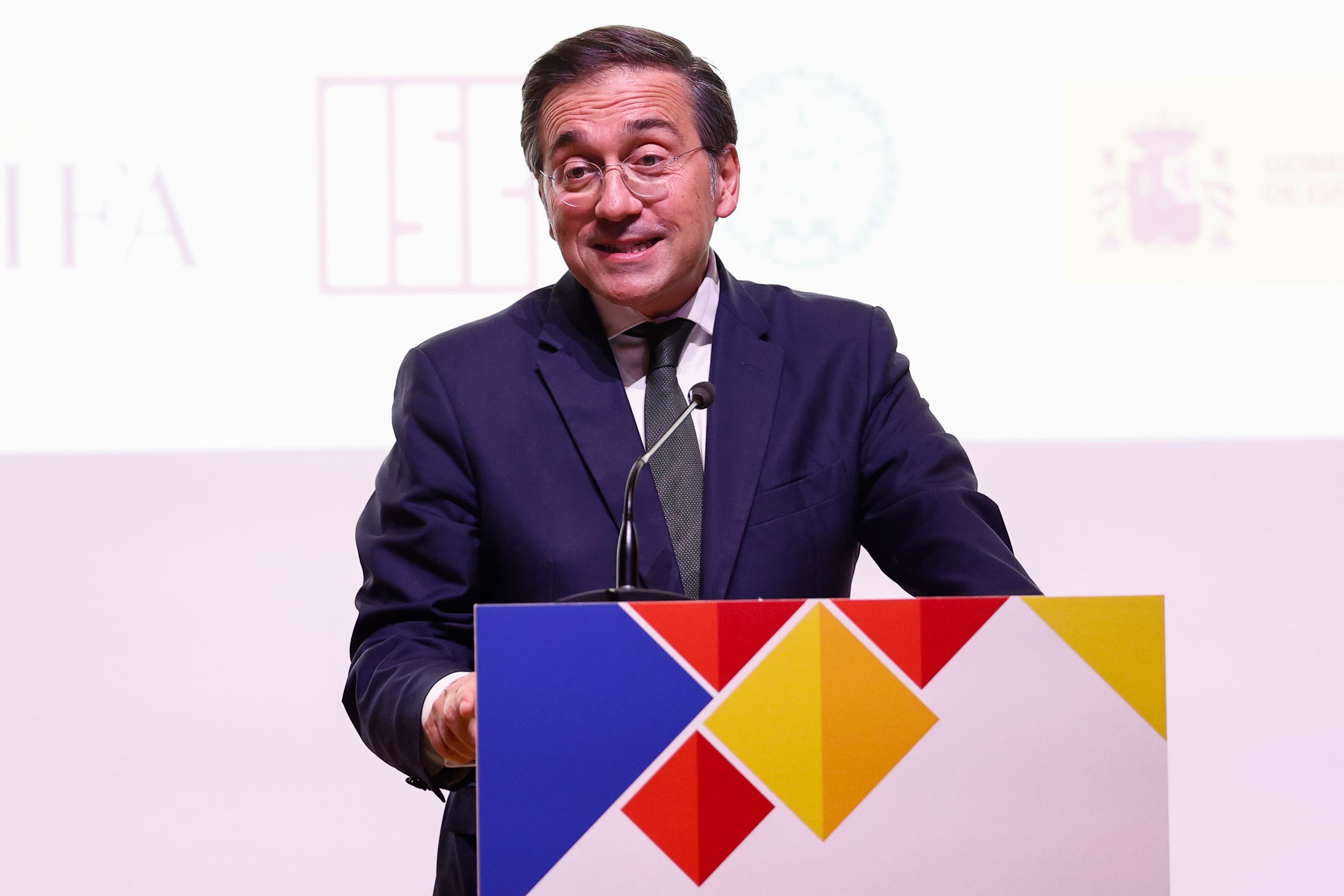 Albares acelera ahora por la amenaza del Supremo en la ley de nietos: exige los datos antes de las 15.00 horas de hoy