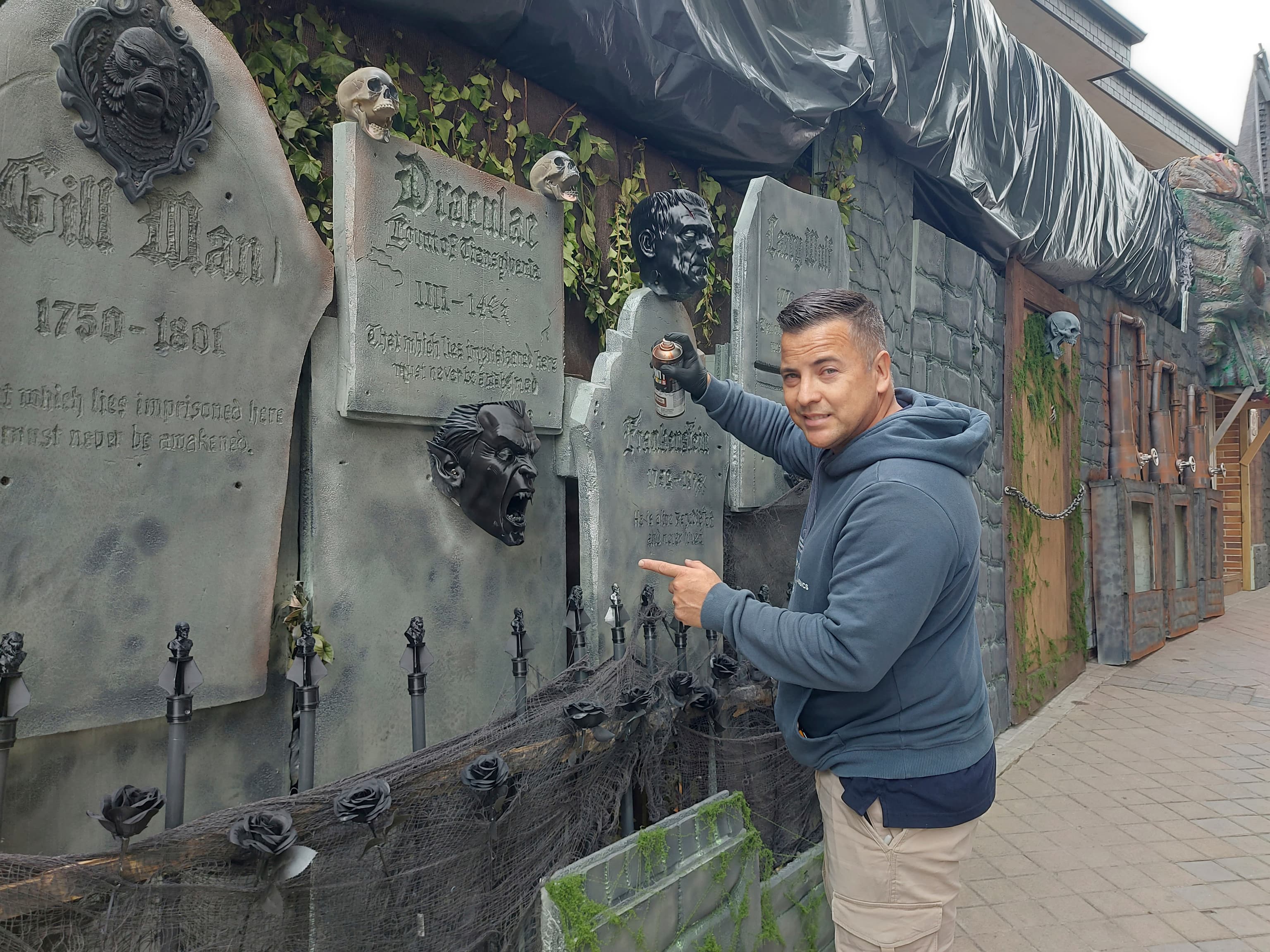 El vecino que convierte su casa en un parque temático del terror durante Halloween: "El año pasado vinieron 1.200 personas"
