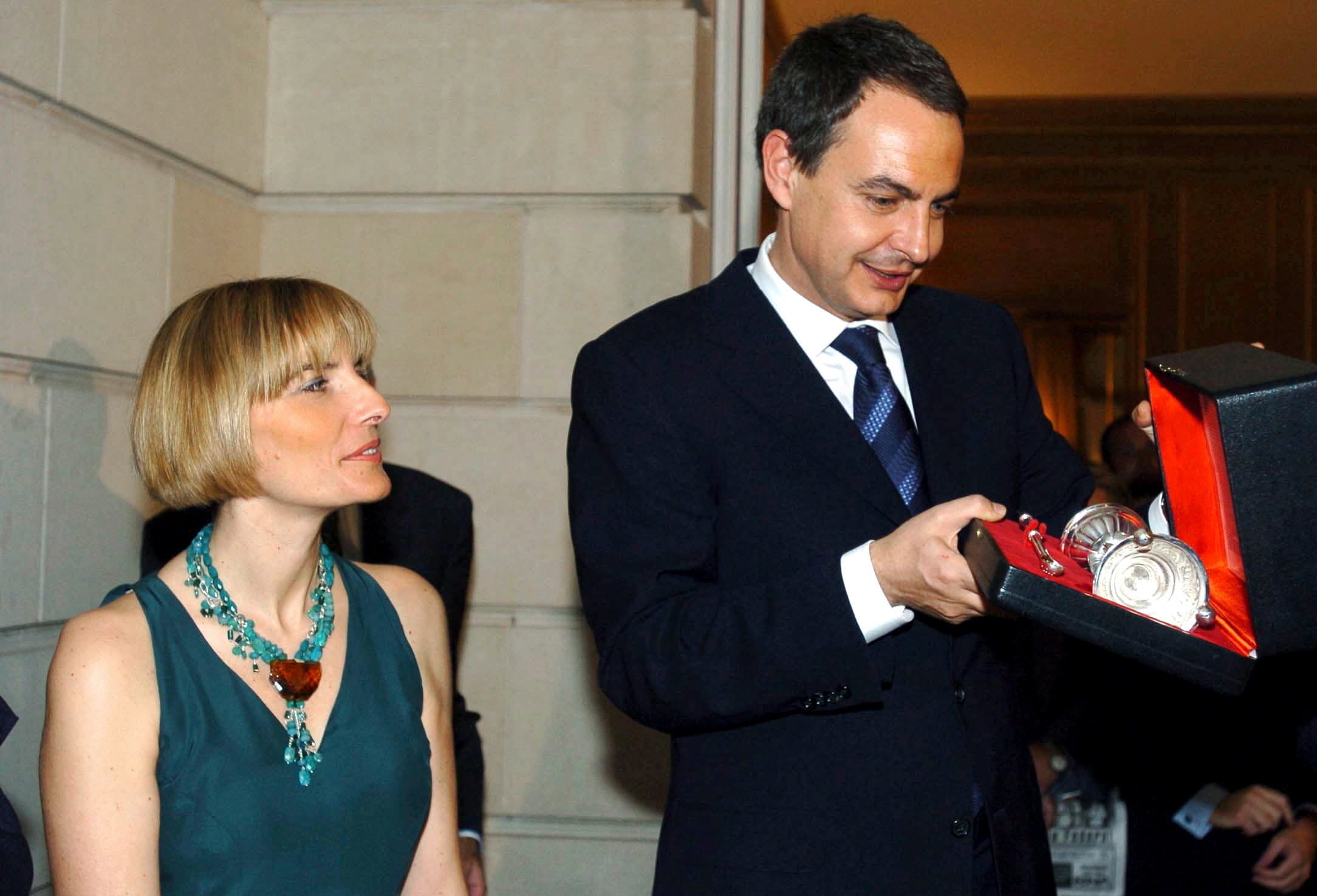 Los otros regalos que sí declaró Zapatero: desde relojes dorados con esmeraldas hasta botijos o... trozos de roca