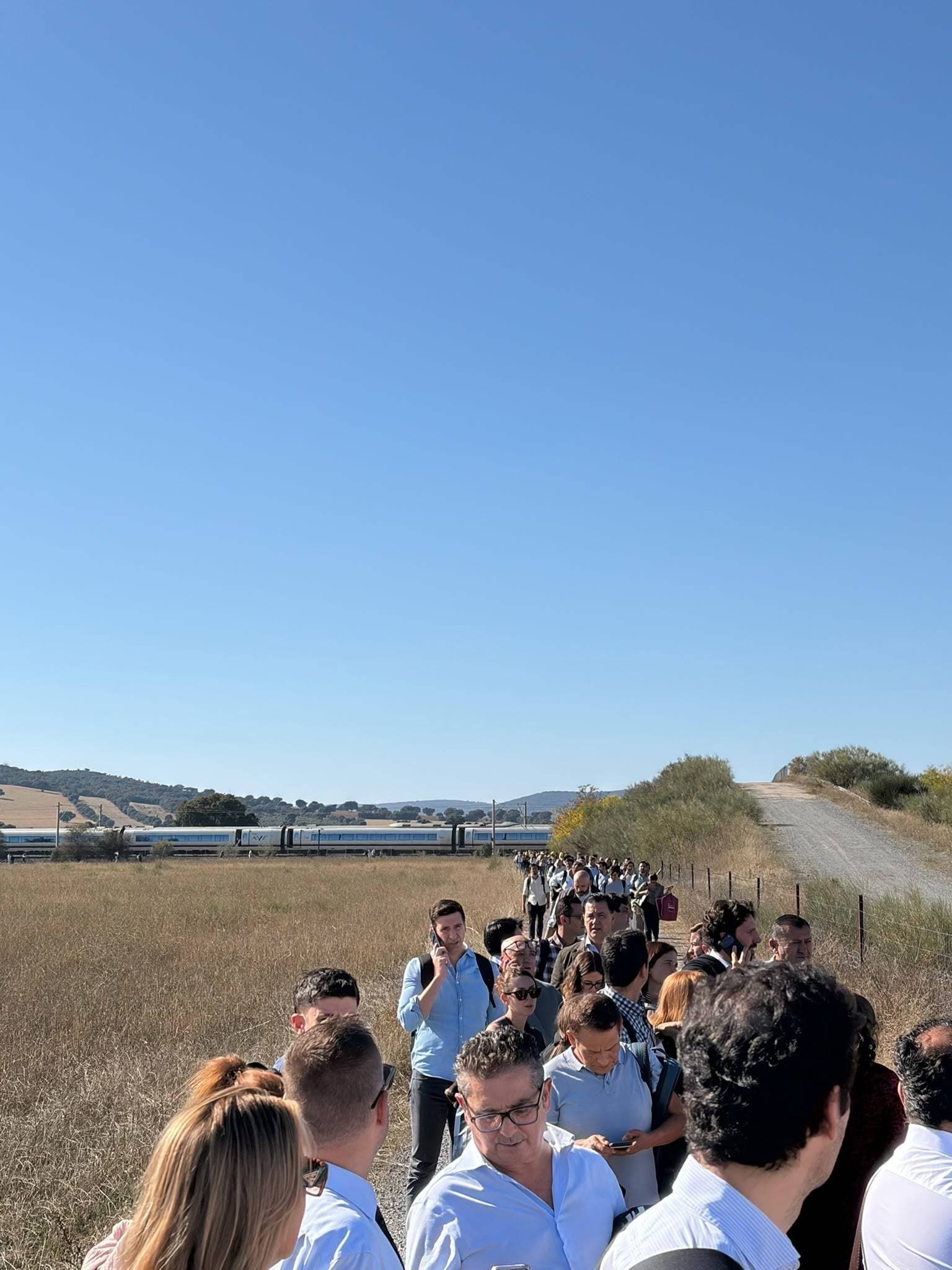 Salvados por un minuto y 500 metros: "Si no llegamos a parar, también hubiéramos chocado, nos libramos de milagro"
