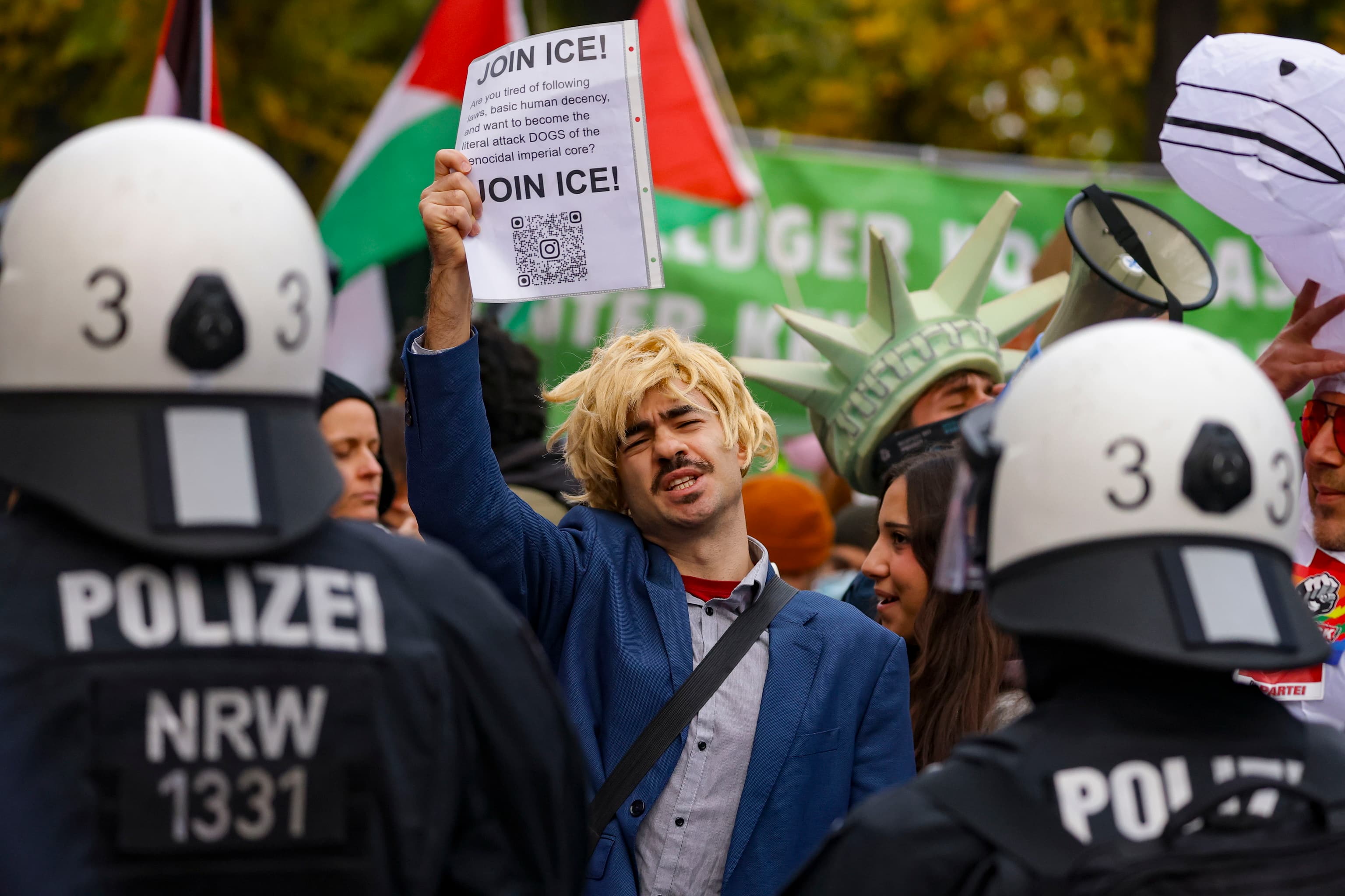 La Policía dispersa con cañones de agua las manifestaciones de jóvenes en Alemania